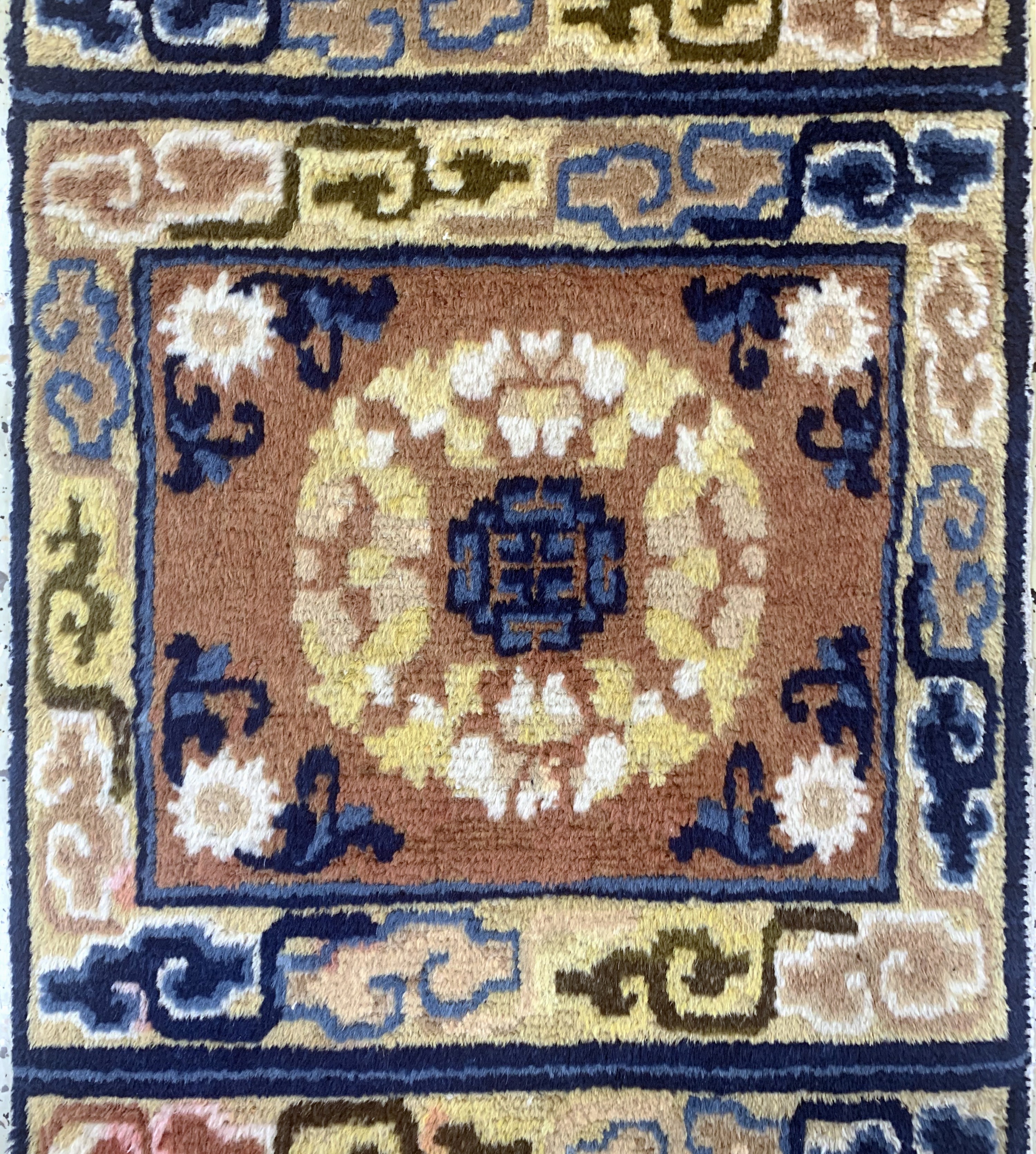 Detail b: Ning-Hsia"Sitzbankteppich", China, um 1920-1930, Wolle auf Baumwolle, ca. 170 x 60 cm, EHZ: 2