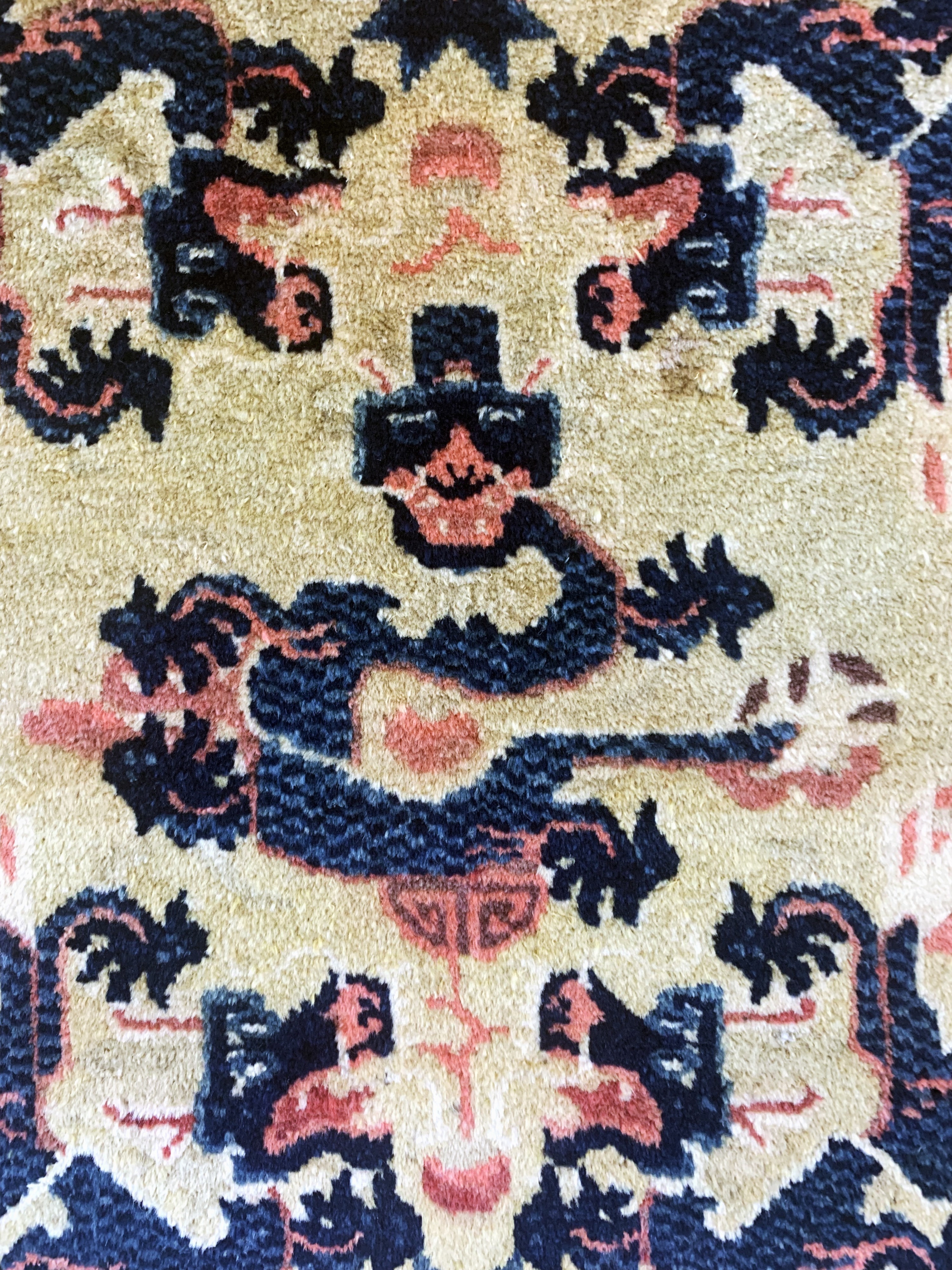 Detail c: Ning-Hsia"Thronauflage" China, 19.Jhd. Wolle auf Baumwolle, ca. 68 x 69 cm, EHZ: 2