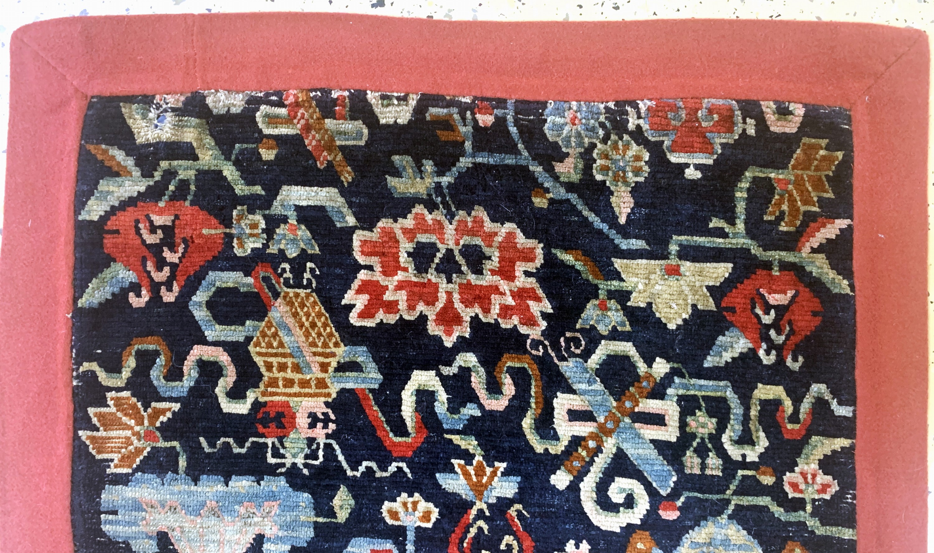 Detail a: Tibetischer"Khagangma", Sitzbakmatte, um 1910-1920, Wolle auf Wolle, ca. 87 x 66 cm, EHZ: 2, (restauriert)
