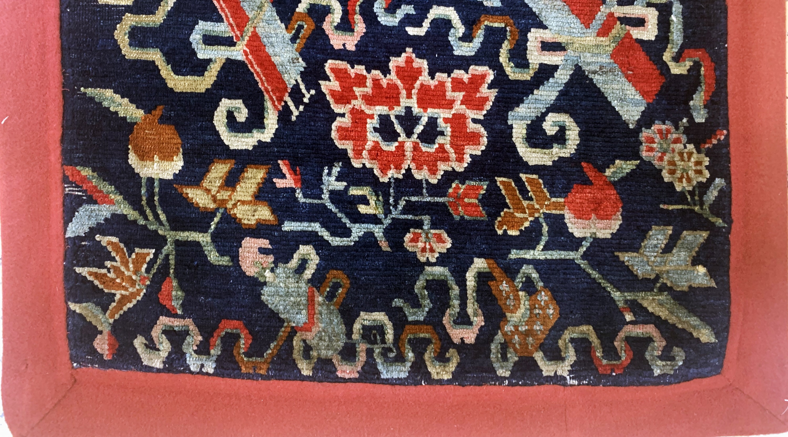 Detail b: Tibetischer"Khagangma", Sitzbakmatte, um 1910-1920, Wolle auf Wolle, ca. 87 x 66 cm, EHZ: 2, (restauriert)