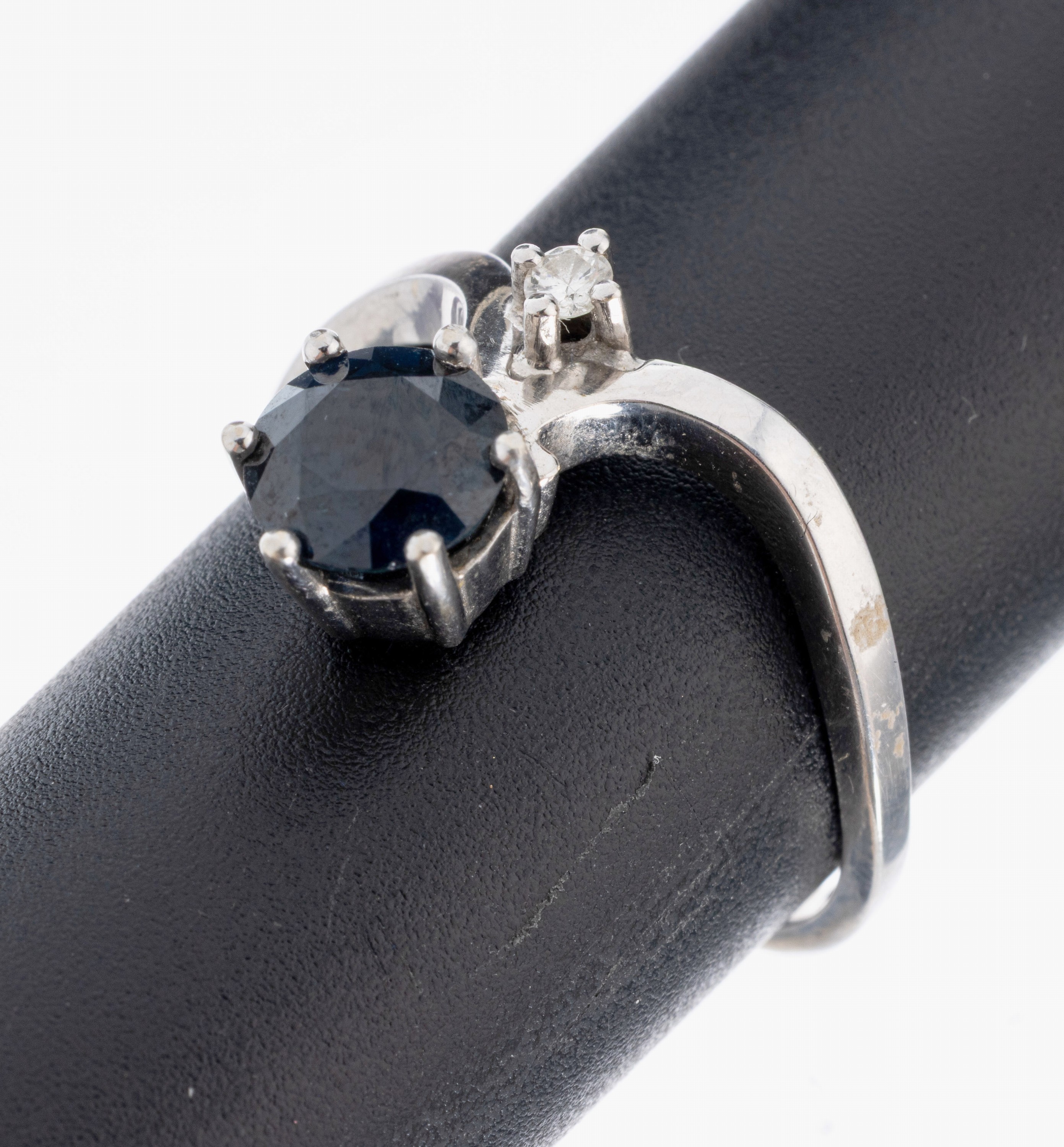 Image 27006165 - 14 kt Gold Saphir-Brillant-Ring, WG 585/000, rundfacett. Saphir ca. 1.20 ct, 1 Brillant ...