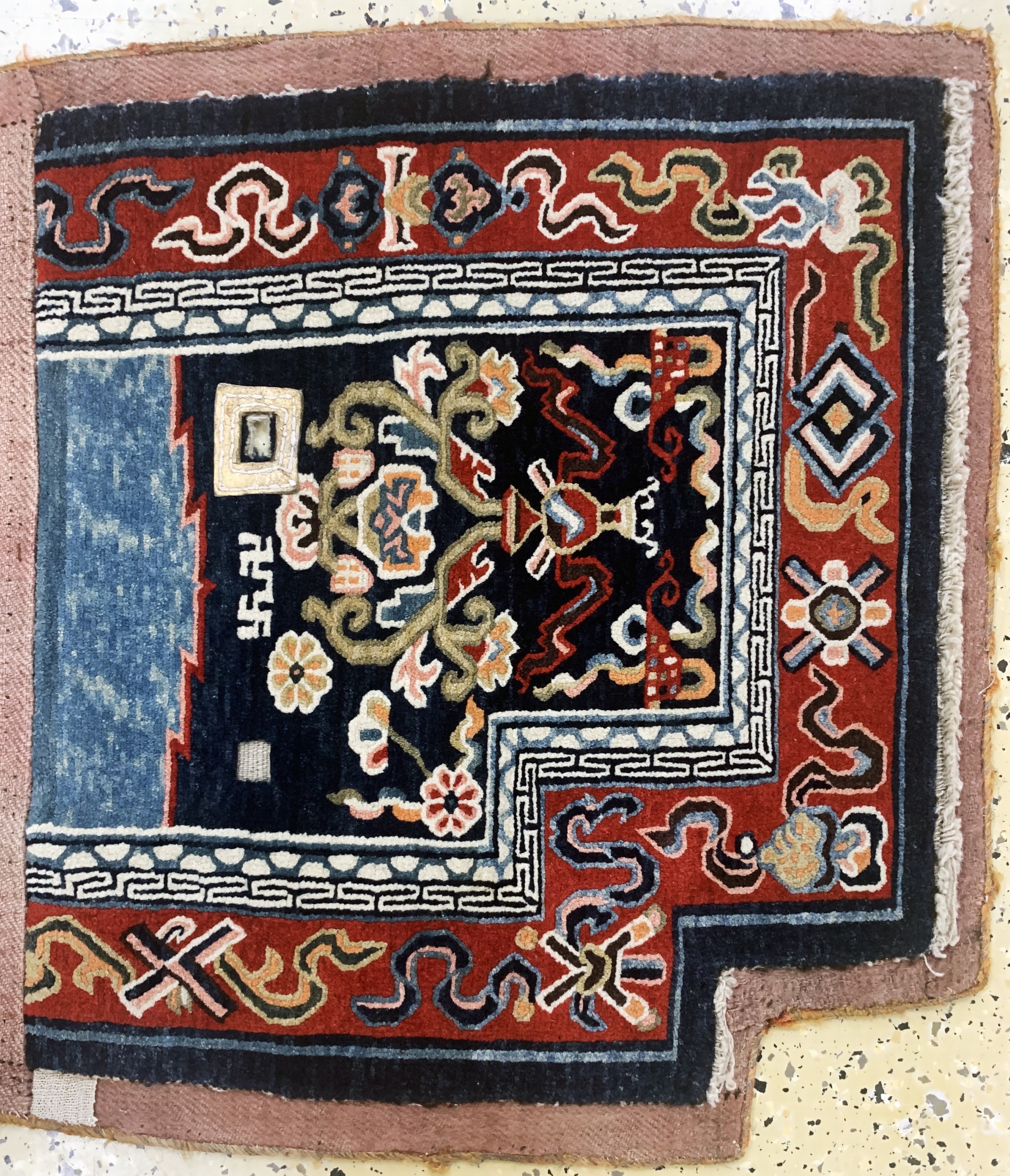 Detail a: Schigatse"Makden"Tibet, Sattelauflage, antik, um 1900, Wolle auf Baumwolle, ca. 125 x67 cm, mit Swastika, EHZ: 2