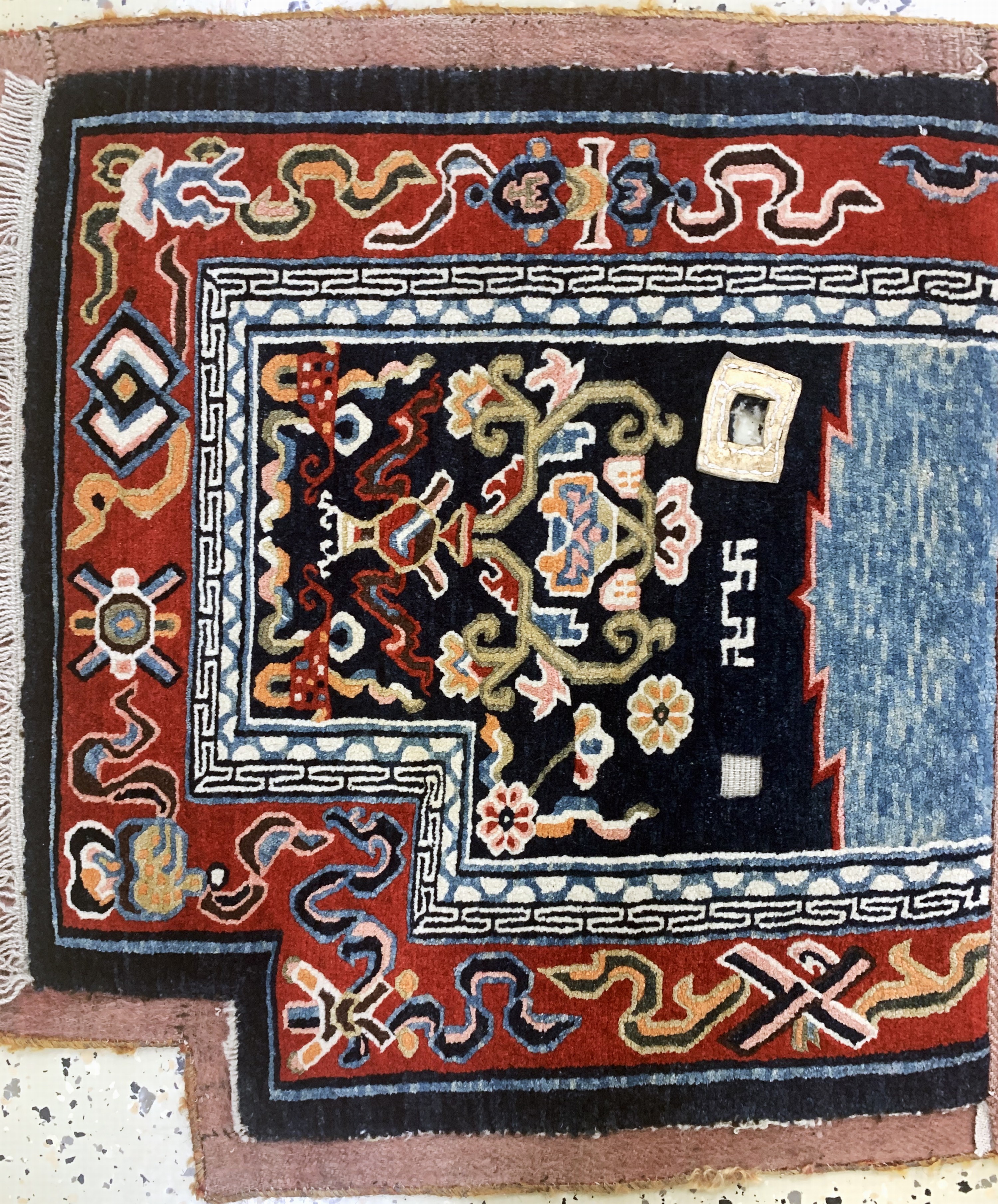 Detail b: Schigatse"Makden"Tibet, Sattelauflage, antik, um 1900, Wolle auf Baumwolle, ca. 125 x67 cm, mit Swastika, EHZ: 2