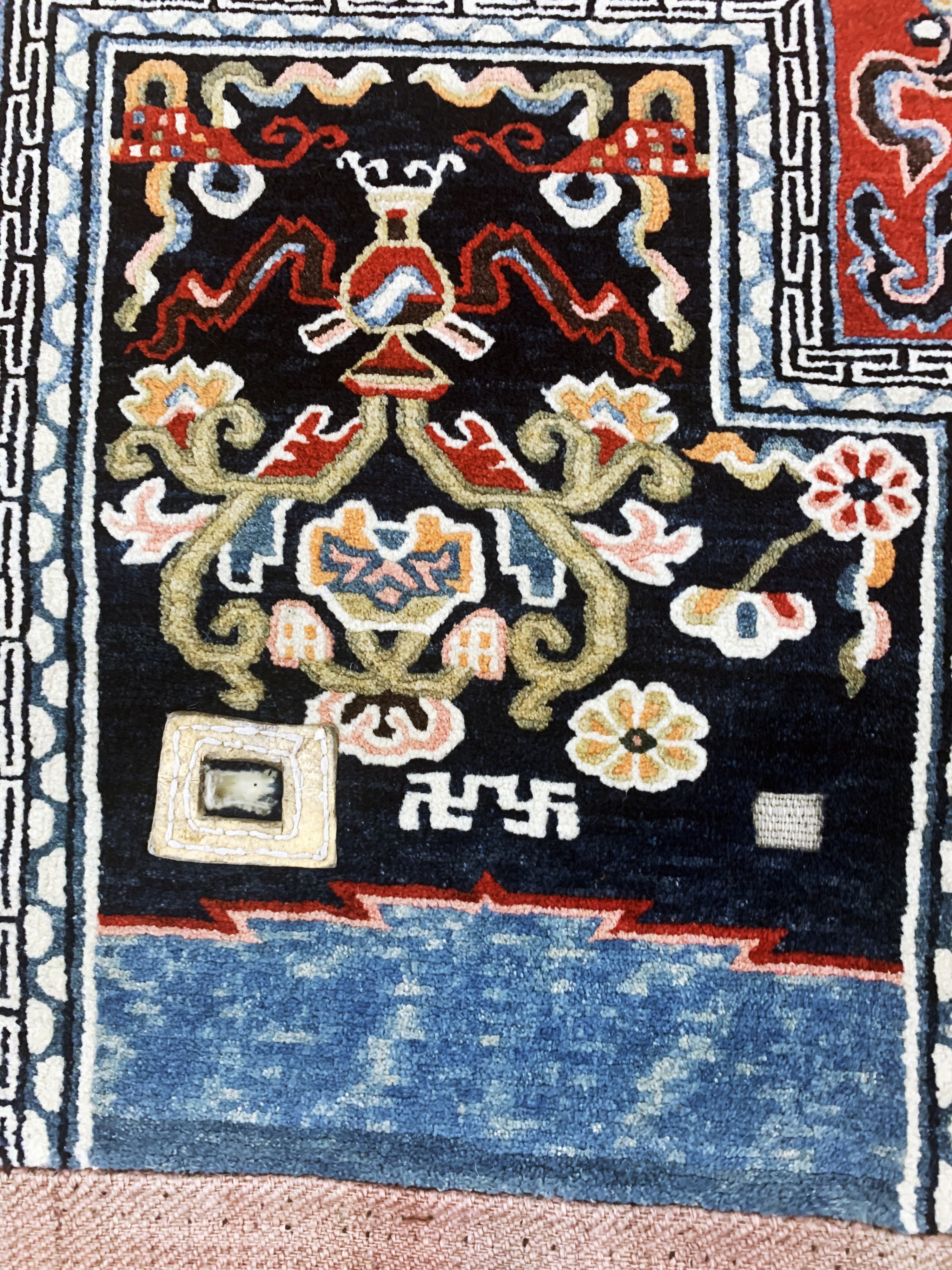 Detail c: Schigatse"Makden"Tibet, Sattelauflage, antik, um 1900, Wolle auf Baumwolle, ca. 125 x67 cm, mit Swastika, EHZ: 2