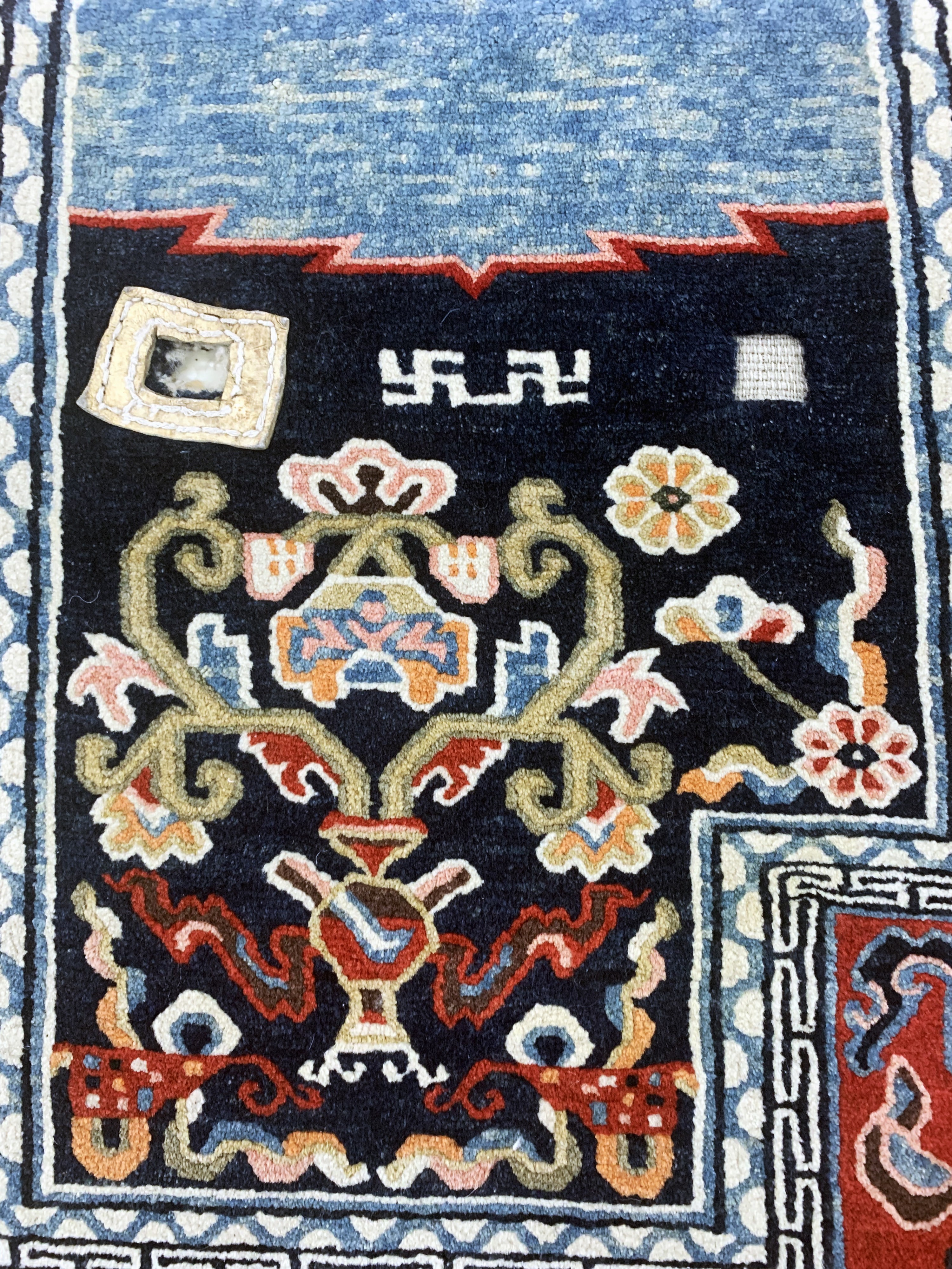 Detail d: Schigatse"Makden"Tibet, Sattelauflage, antik, um 1900, Wolle auf Baumwolle, ca. 125 x67 cm, mit Swastika, EHZ: 2
