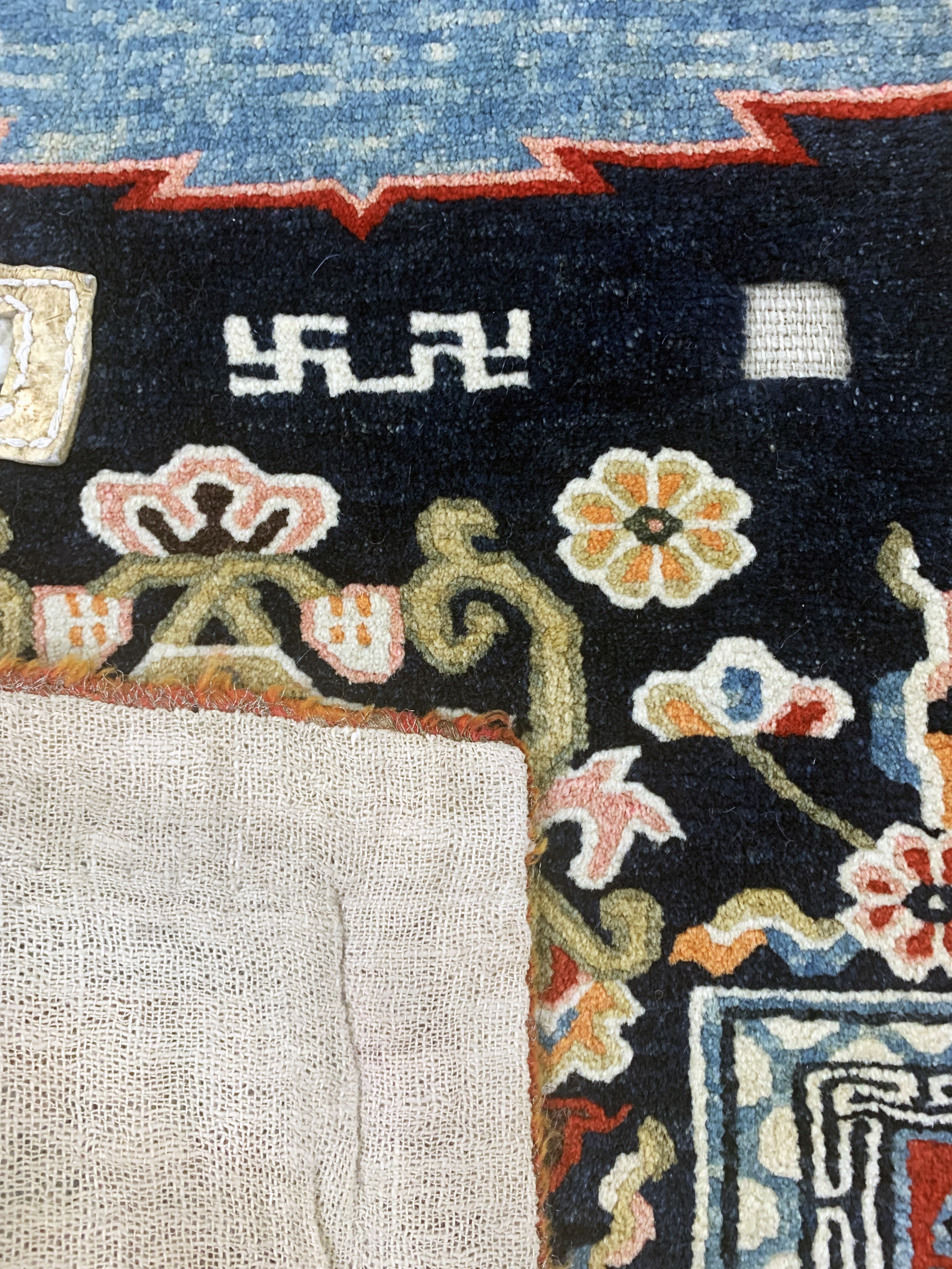 Detail e: Schigatse"Makden"Tibet, Sattelauflage, antik, um 1900, Wolle auf Baumwolle, ca. 125 x67 cm, mit Swastika, EHZ: 2