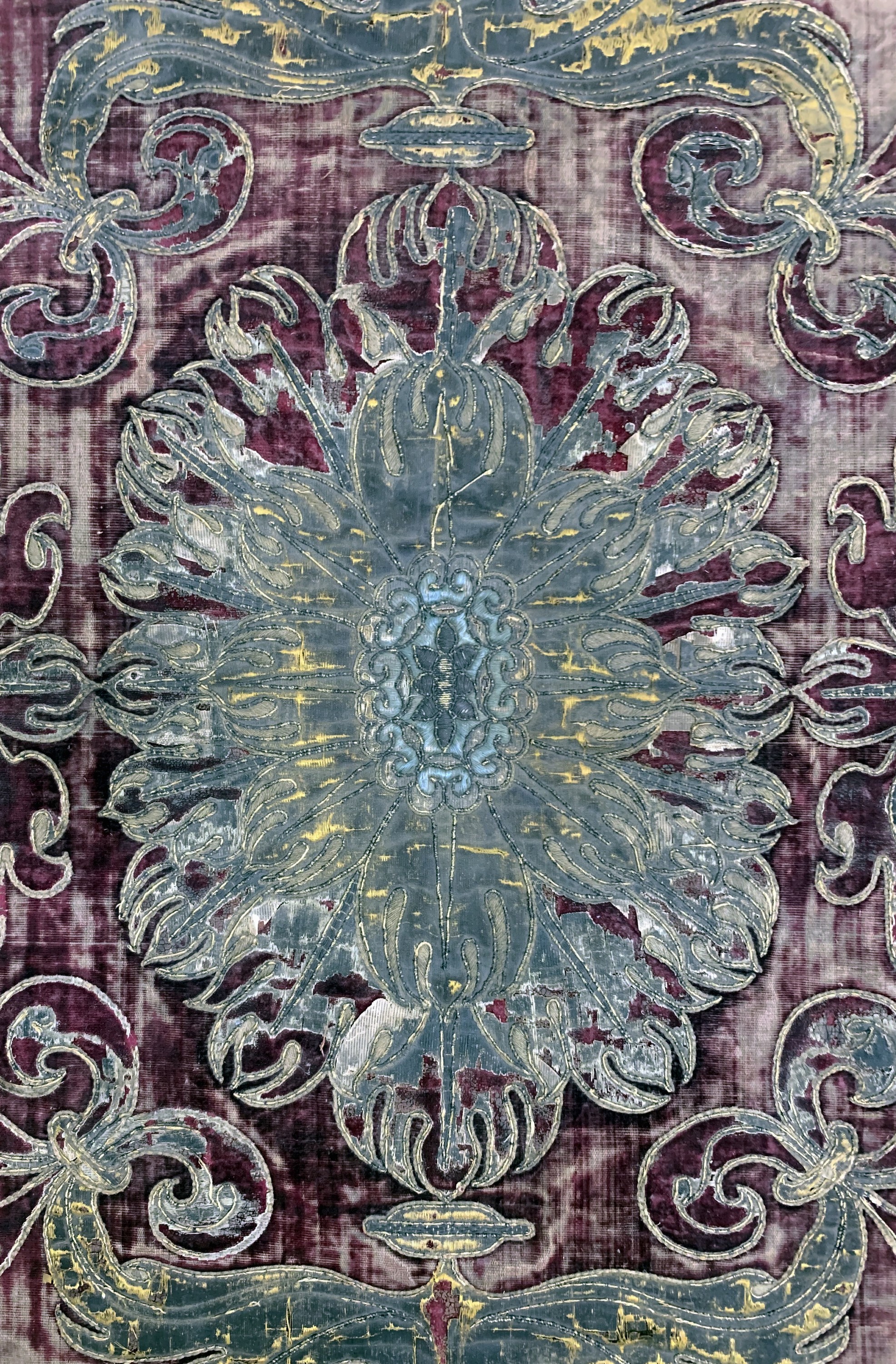 Detail a: "Metallstickerei"antik, Italien, 19.Jhd, Metallstickerei auf Samt, ca. 75 x 62 cm(gerahmt), EHZ: 3