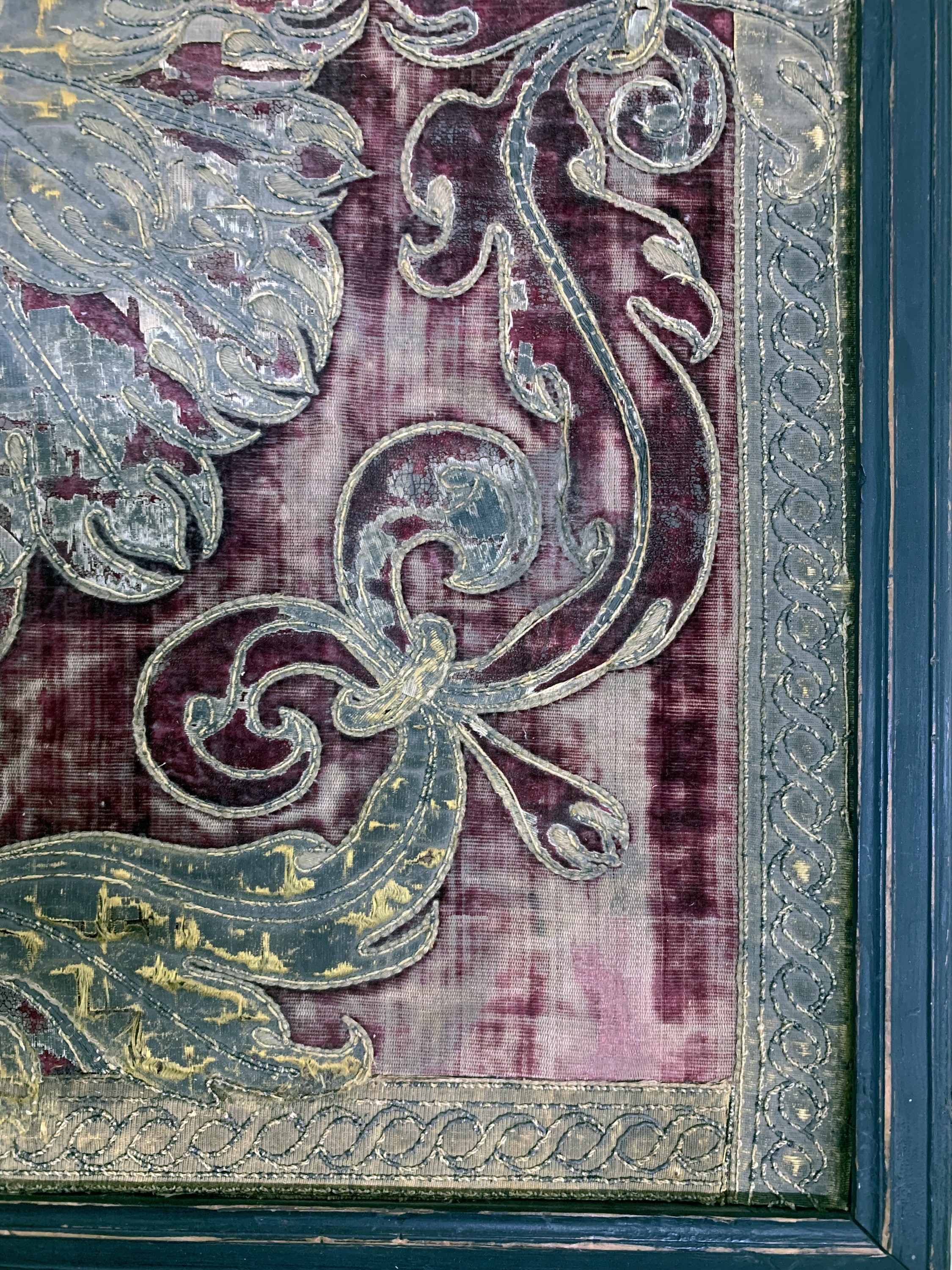 Detail b: "Metallstickerei"antik, Italien, 19.Jhd, Metallstickerei auf Samt, ca. 75 x 62 cm(gerahmt), EHZ: 3