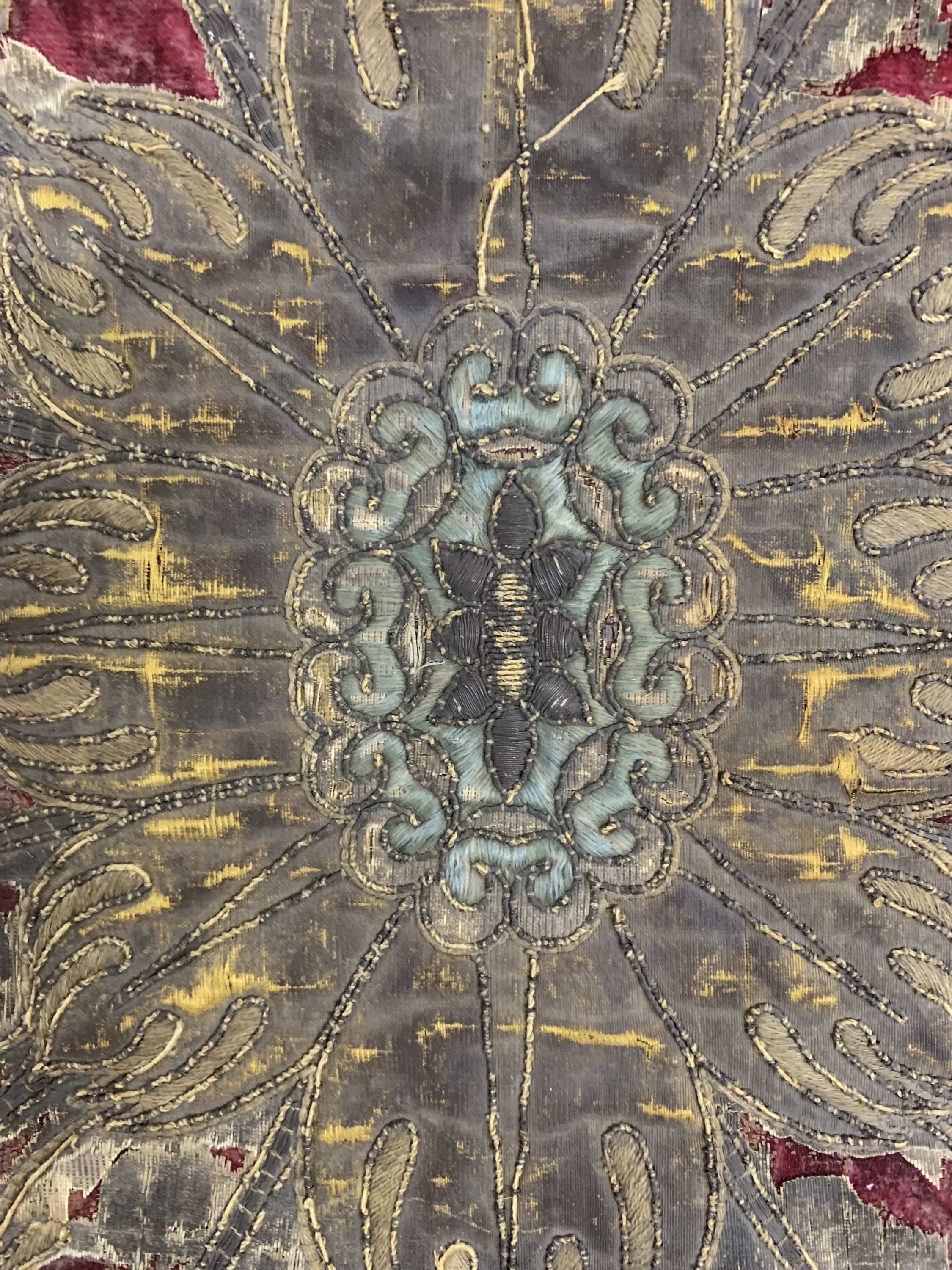 Detail f: "Metallstickerei"antik, Italien, 19.Jhd, Metallstickerei auf Samt, ca. 75 x 62 cm(gerahmt), EHZ: 3