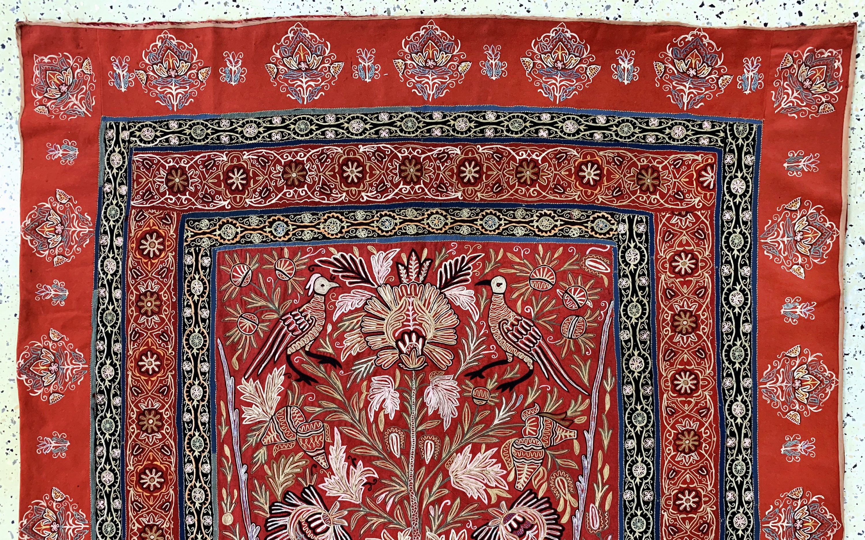 Detail a: "Rasht-Susani"antik, Persien, um 1900, Seide-Baumwollstickerei, ca. 230 x 145 cm, EHZ: 2, (kleine Löcher)