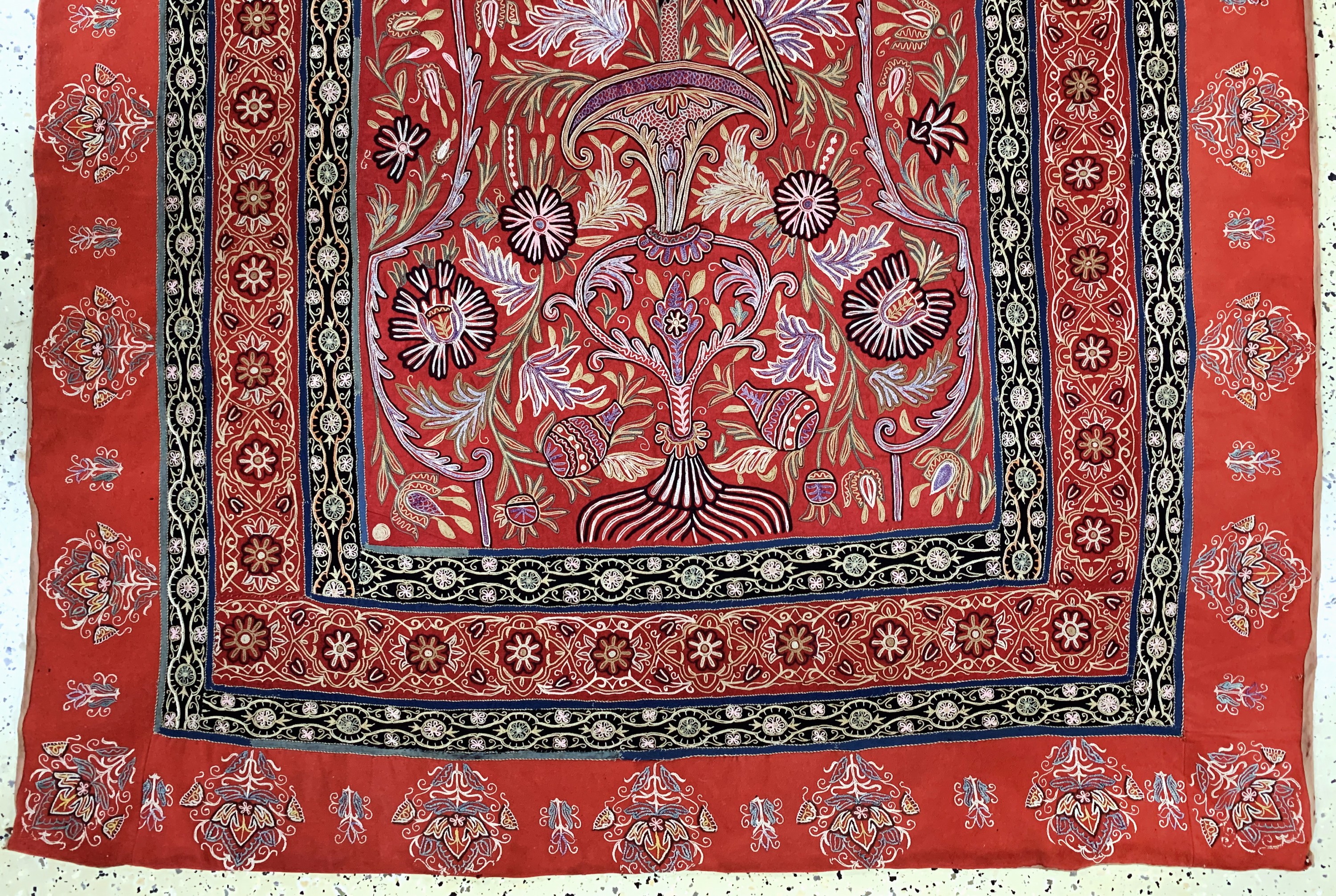 Detail b: "Rasht-Susani"antik, Persien, um 1900, Seide-Baumwollstickerei, ca. 230 x 145 cm, EHZ: 2, (kleine Löcher)