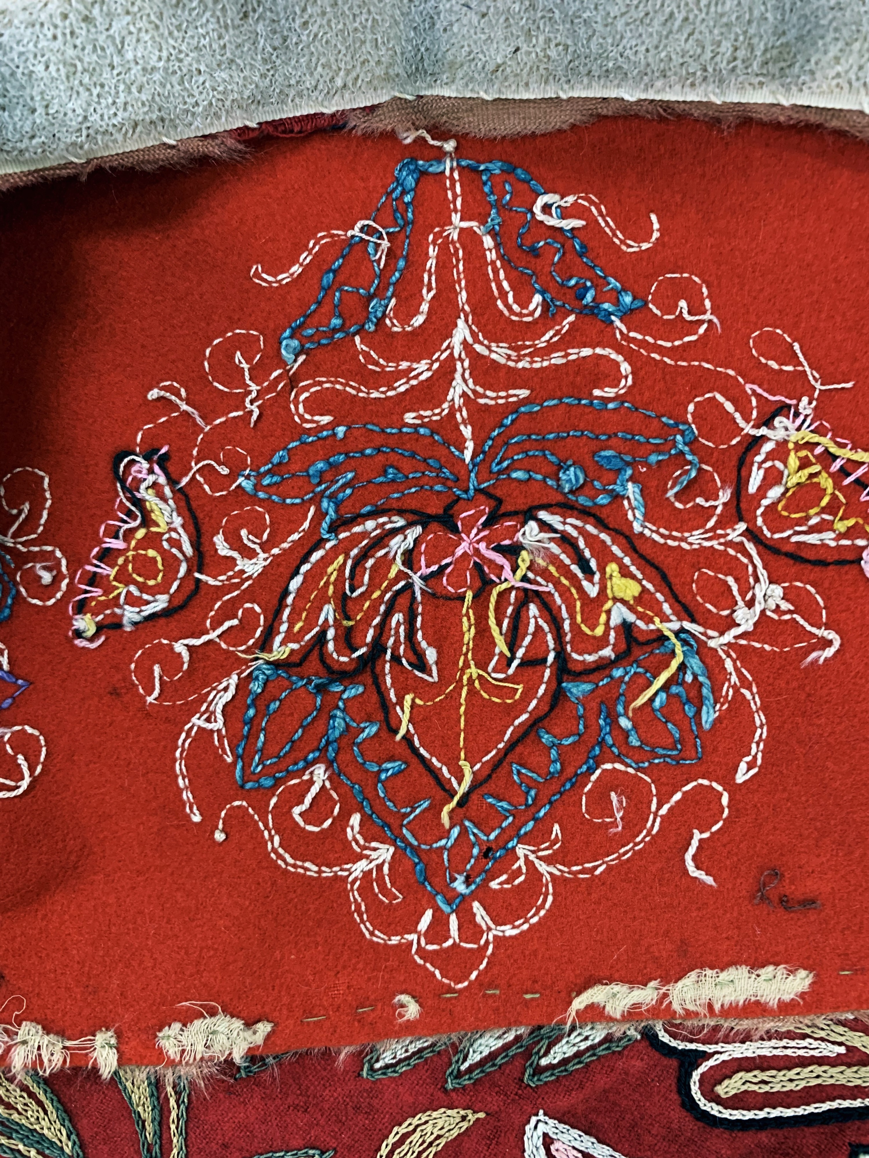 Detail f: "Rasht-Susani"antik, Persien, um 1900, Seide-Baumwollstickerei, ca. 230 x 145 cm, EHZ: 2, (kleine Löcher)