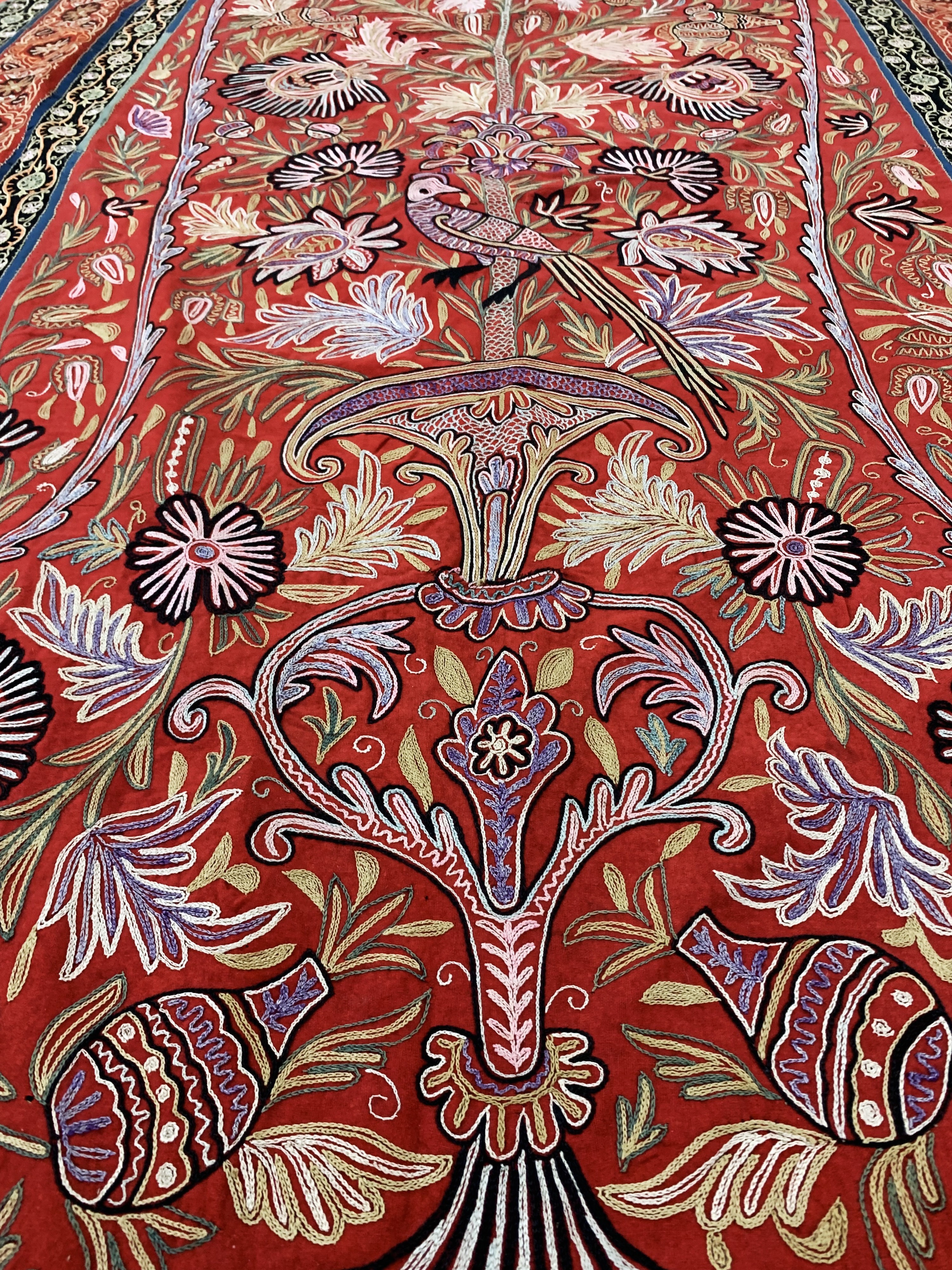 Detail g: "Rasht-Susani"antik, Persien, um 1900, Seide-Baumwollstickerei, ca. 230 x 145 cm, EHZ: 2, (kleine Löcher)