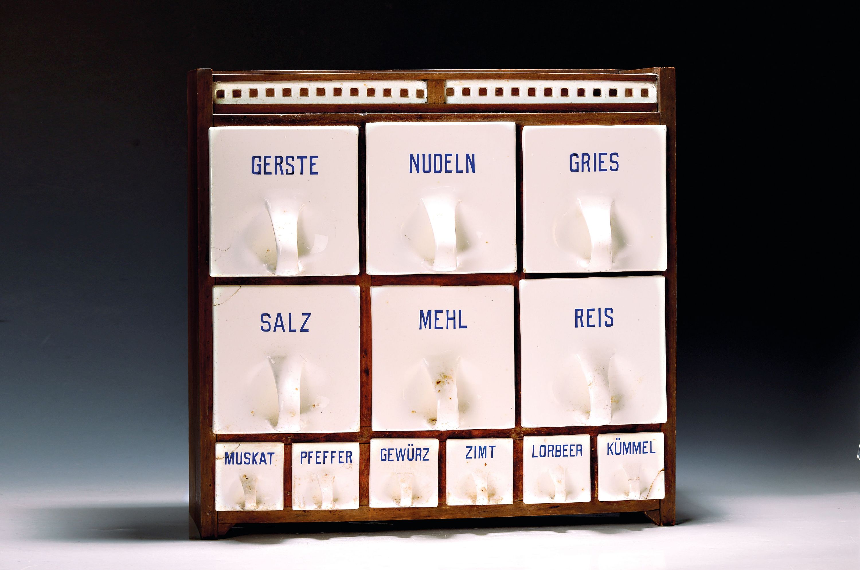 Image 27006179 - Küchenregal, Robert Persch, Mildeneichen, Anfang 20.Jh., Holzregal, Porzellaneinschübe ...