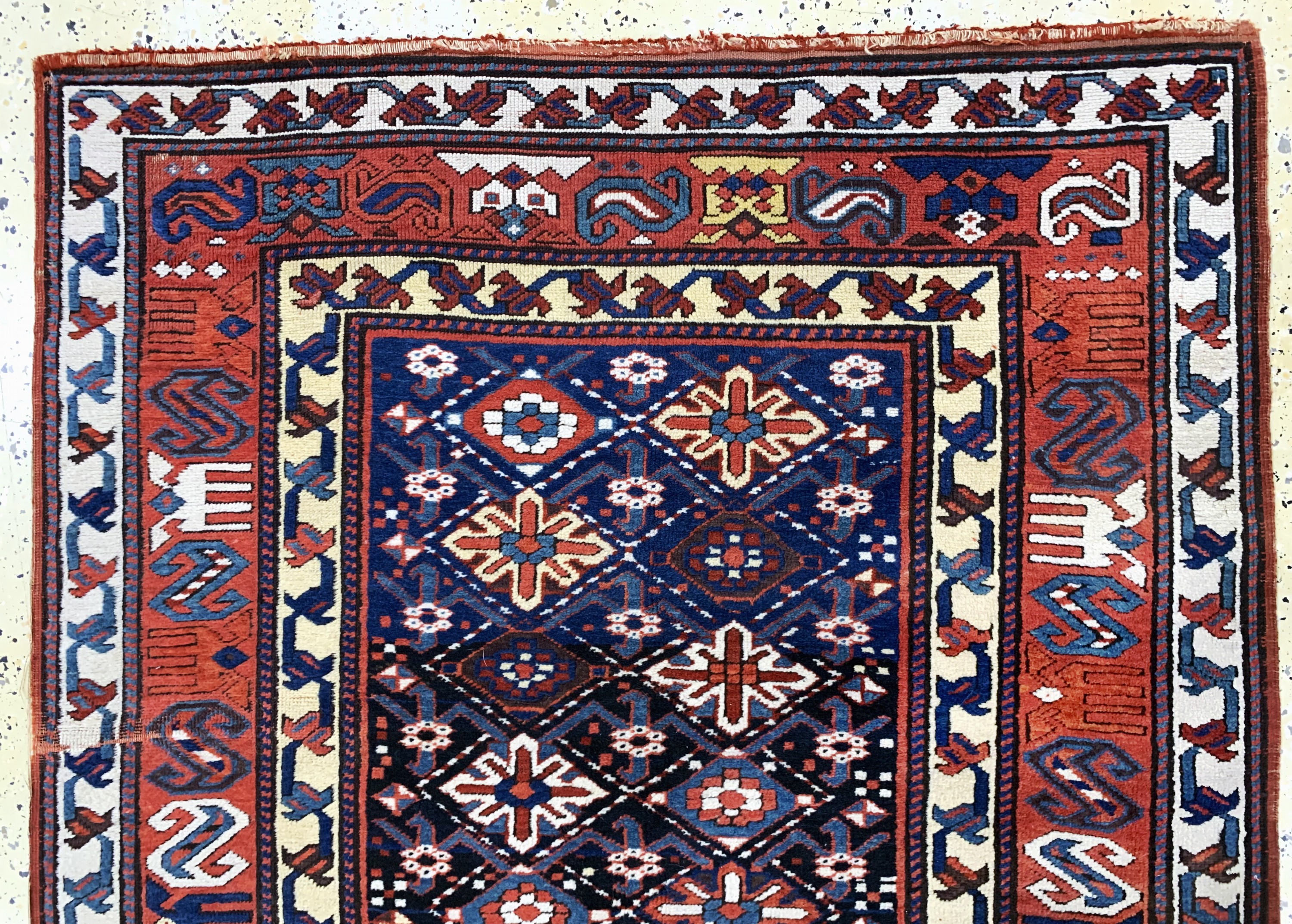 Detail a: Antiker Kazak, Kaukasus, 19.Jhd, Wolle auf Wolle, ca. 255 x 122 cm, EHZ: 2-3, (Trittfalte)