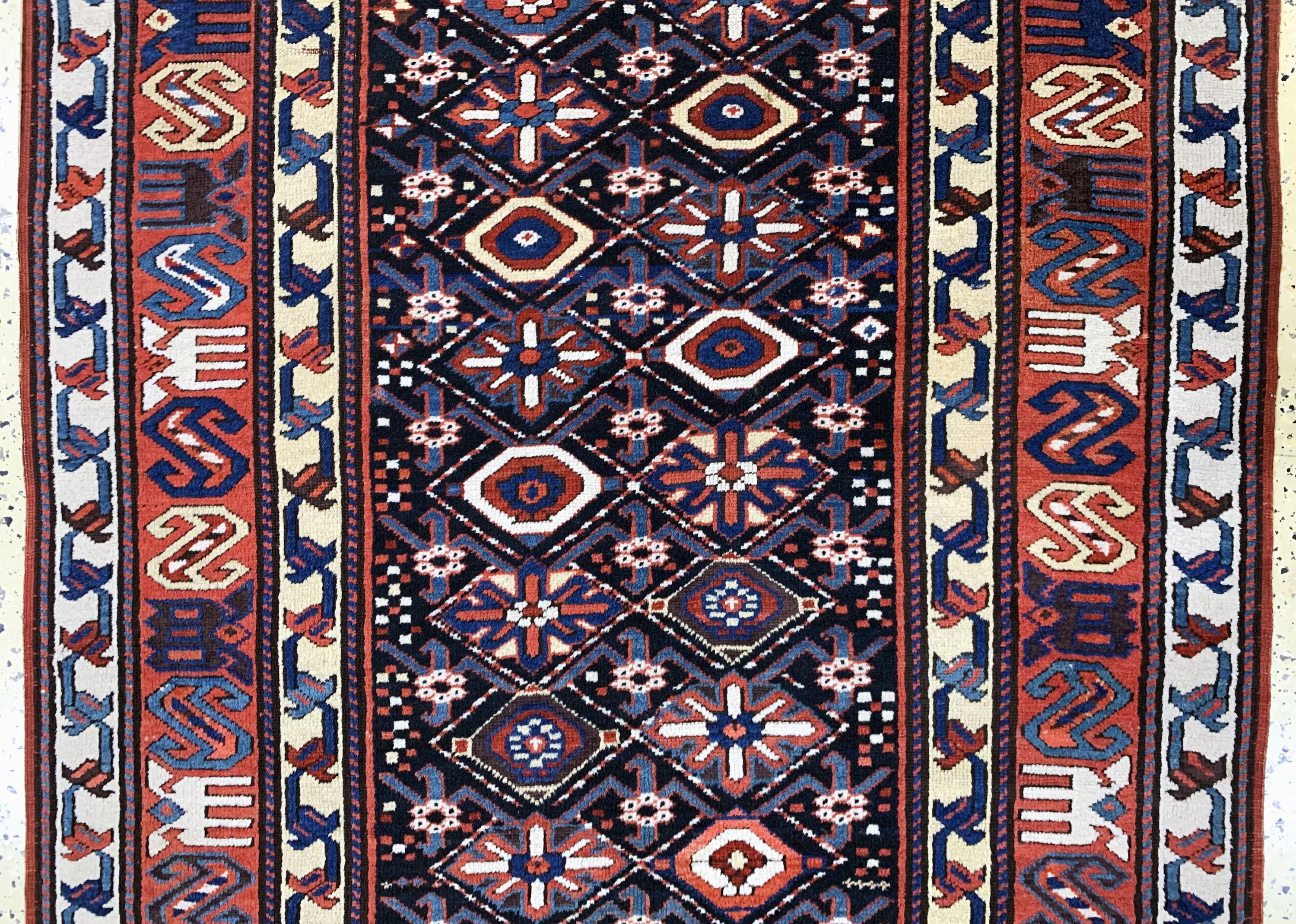 Detail b: Antiker Kazak, Kaukasus, 19.Jhd, Wolle auf Wolle, ca. 255 x 122 cm, EHZ: 2-3, (Trittfalte)