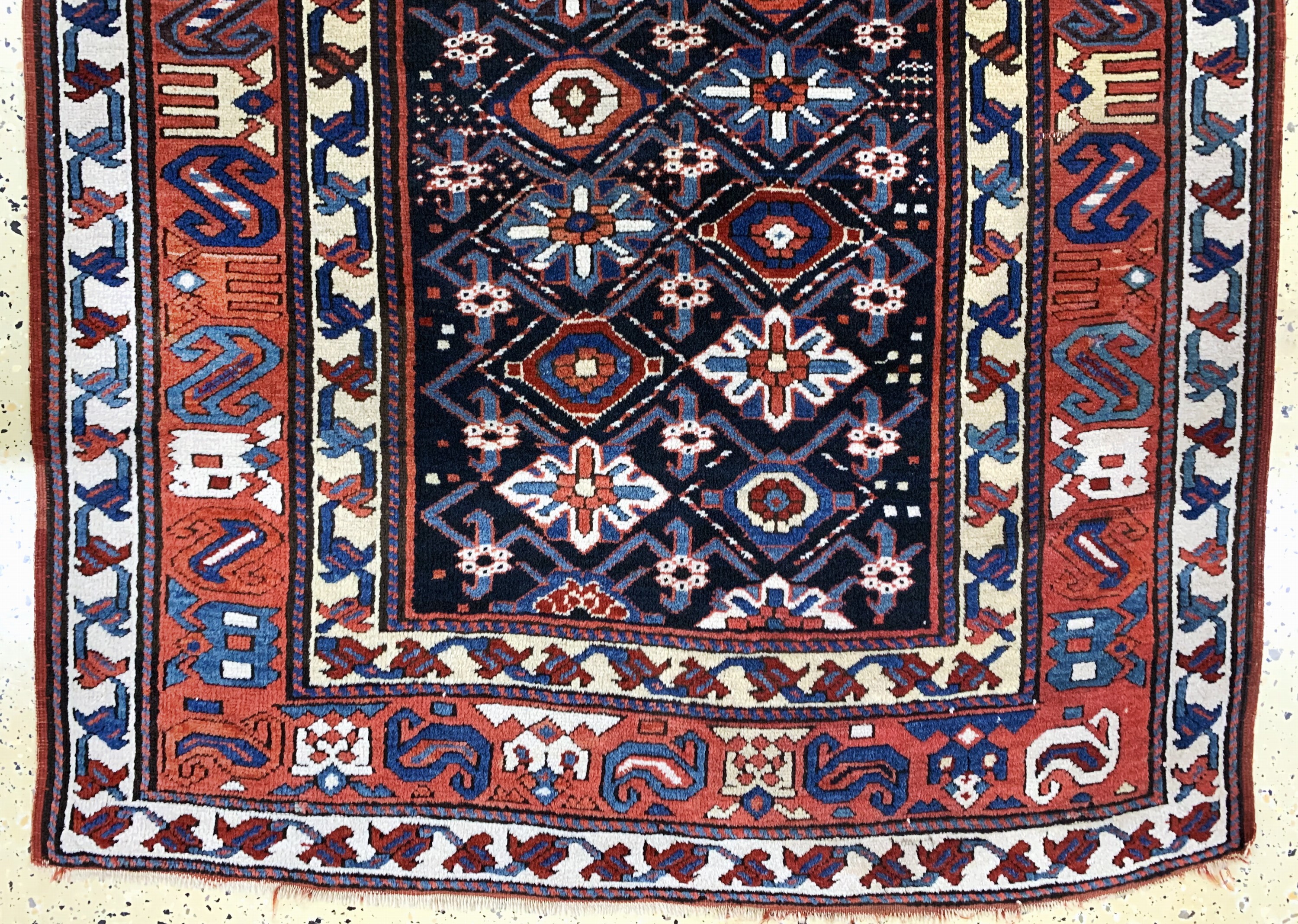 Detail c: Antiker Kazak, Kaukasus, 19.Jhd, Wolle auf Wolle, ca. 255 x 122 cm, EHZ: 2-3, (Trittfalte)