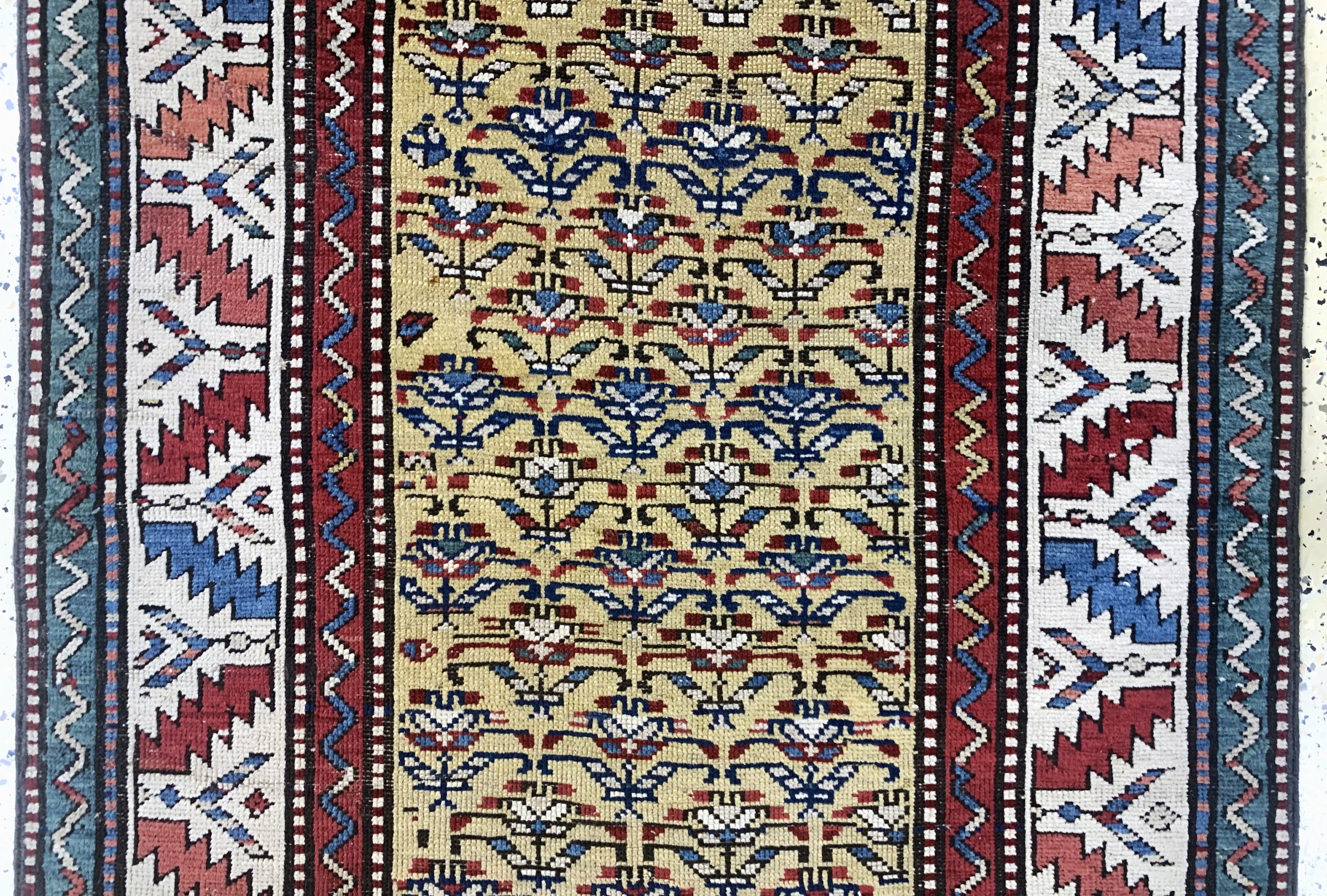 Detail b: Antiker Kazak, Kaukasus, 19.Jhd, Wolle auf Wolle, ca. 234 x 97 cm, EHZ:(gleichmäßig dünn), restauriert