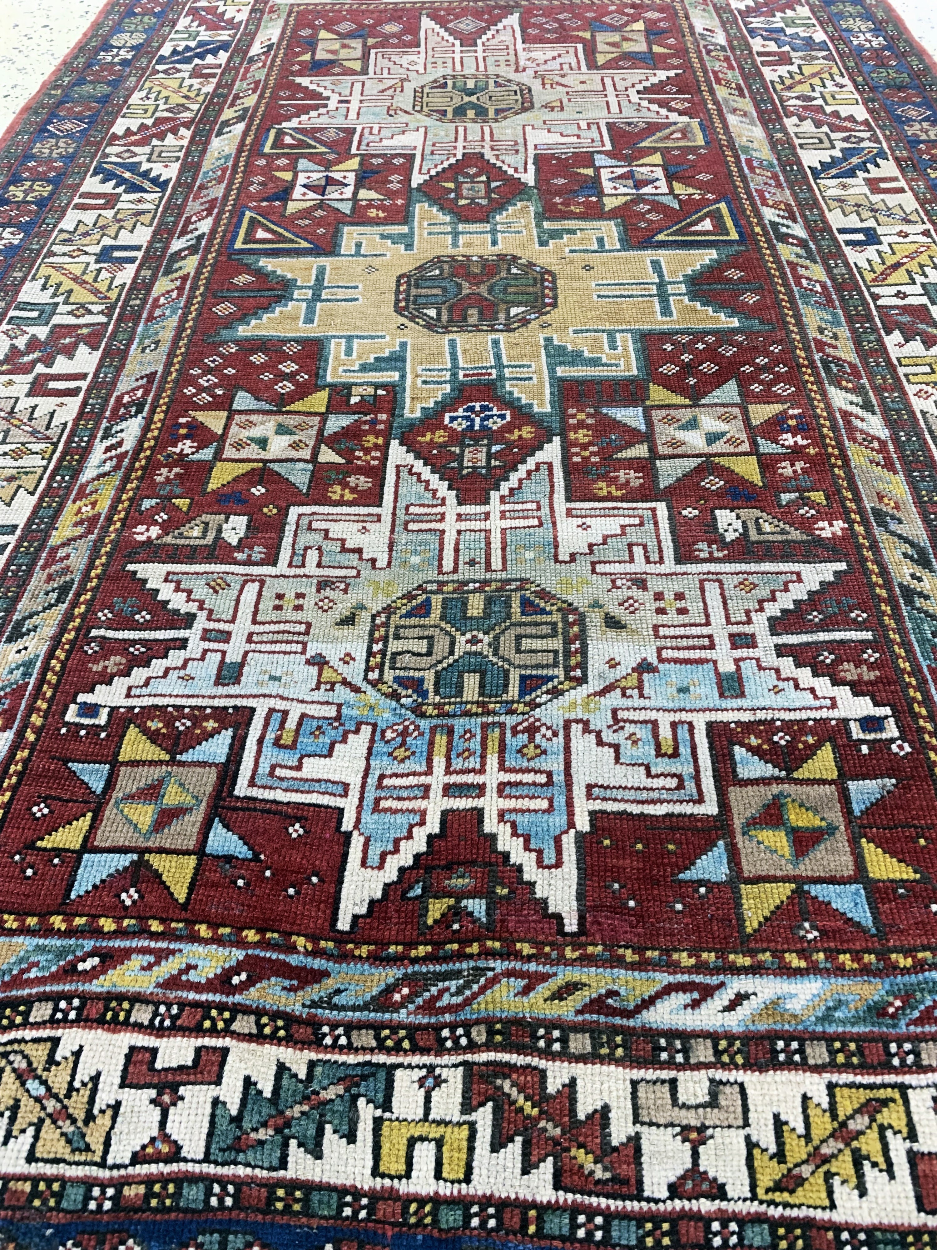 Detail e: Antiker Kazak, Kaukasus, 19.Jhd, Wolle auf Wolle, ca. 205 x 124 cm, EHZ:(gleichmäßig dünn), restauriert