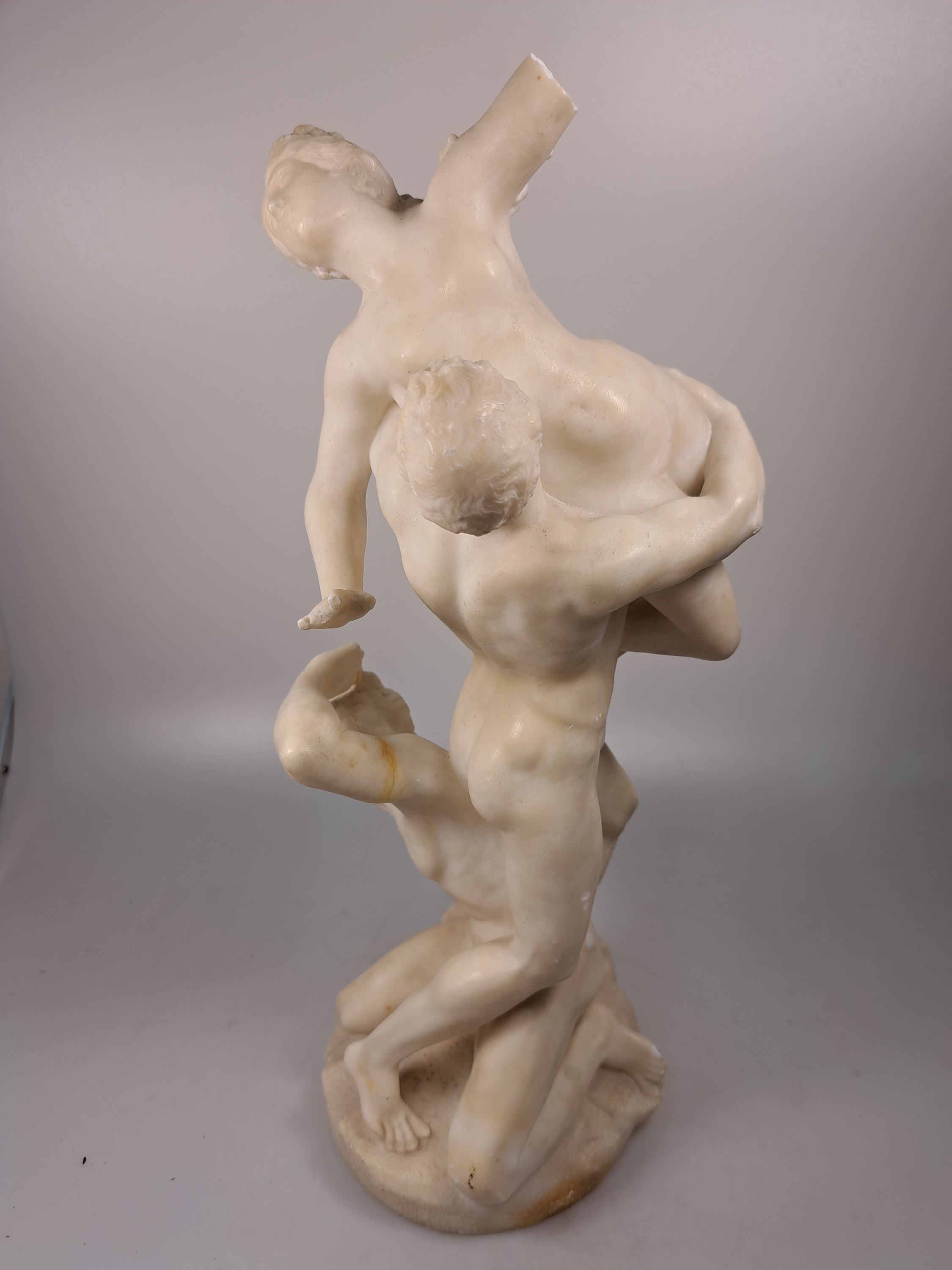 Detail a: Kopie des "Raub der Sabinerinnen", Alabaster, nach dem Vorbild von Giambologna von 1582, mehrfach bestoßen (1 Arm fehlt) und restauriert. ...