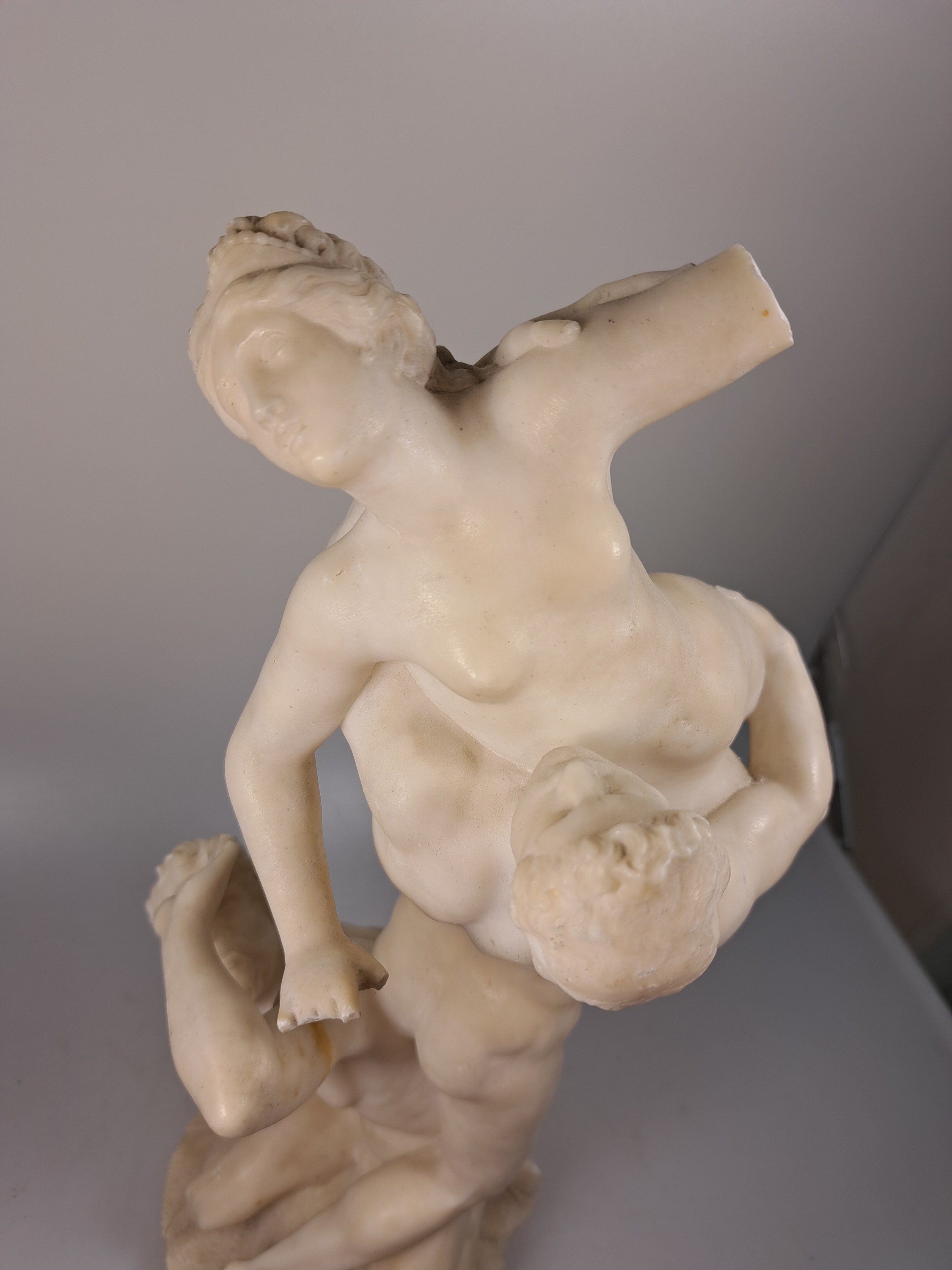 Detail b: Kopie des "Raub der Sabinerinnen", Alabaster, nach dem Vorbild von Giambologna von 1582, mehrfach bestoßen (1 Arm fehlt) und restauriert. ...