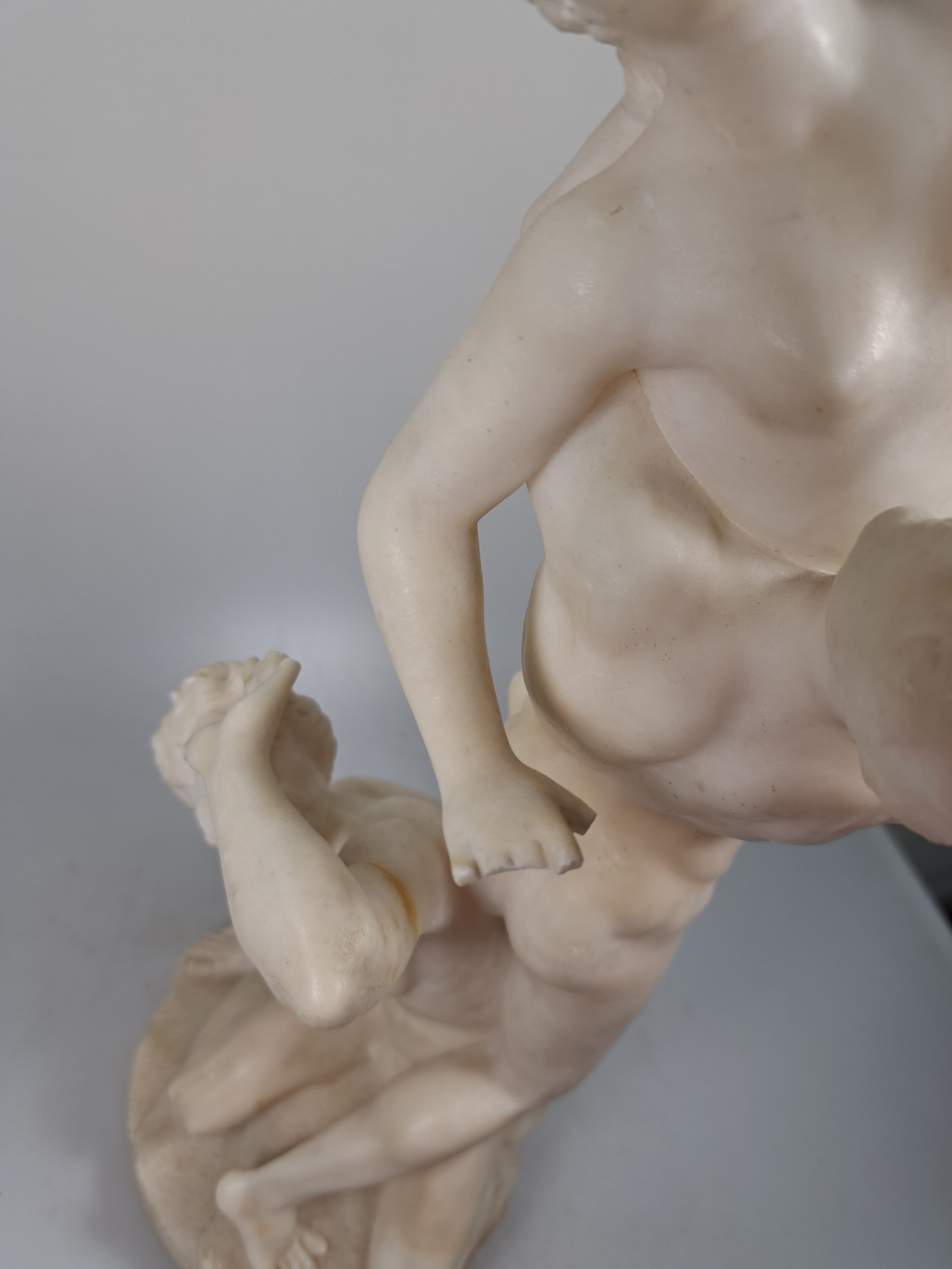 Detail c: Kopie des "Raub der Sabinerinnen", Alabaster, nach dem Vorbild von Giambologna von 1582, mehrfach bestoßen (1 Arm fehlt) und restauriert. ...