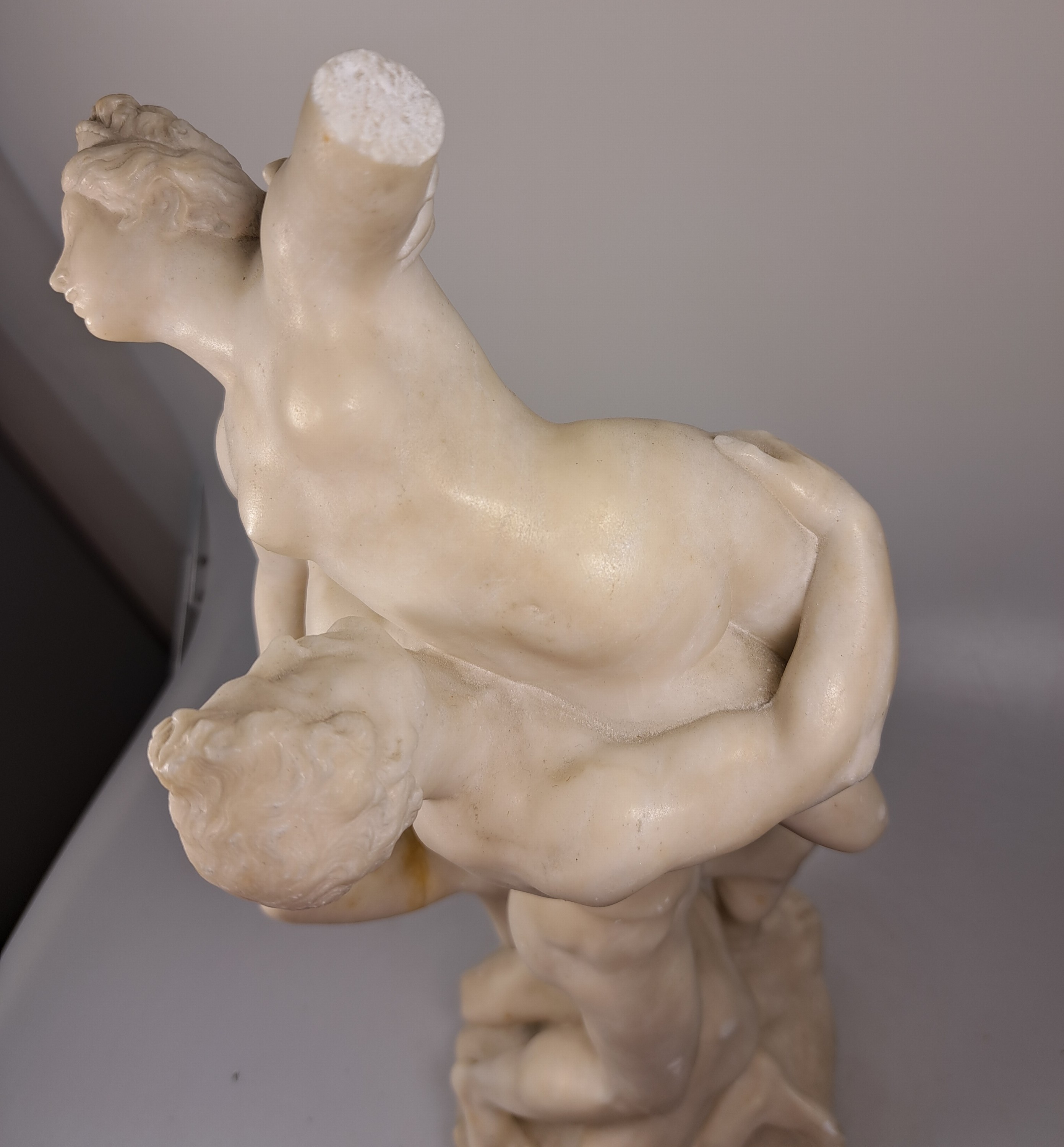 Detail d: Kopie des "Raub der Sabinerinnen", Alabaster, nach dem Vorbild von Giambologna von 1582, mehrfach bestoßen (1 Arm fehlt) und restauriert. ...