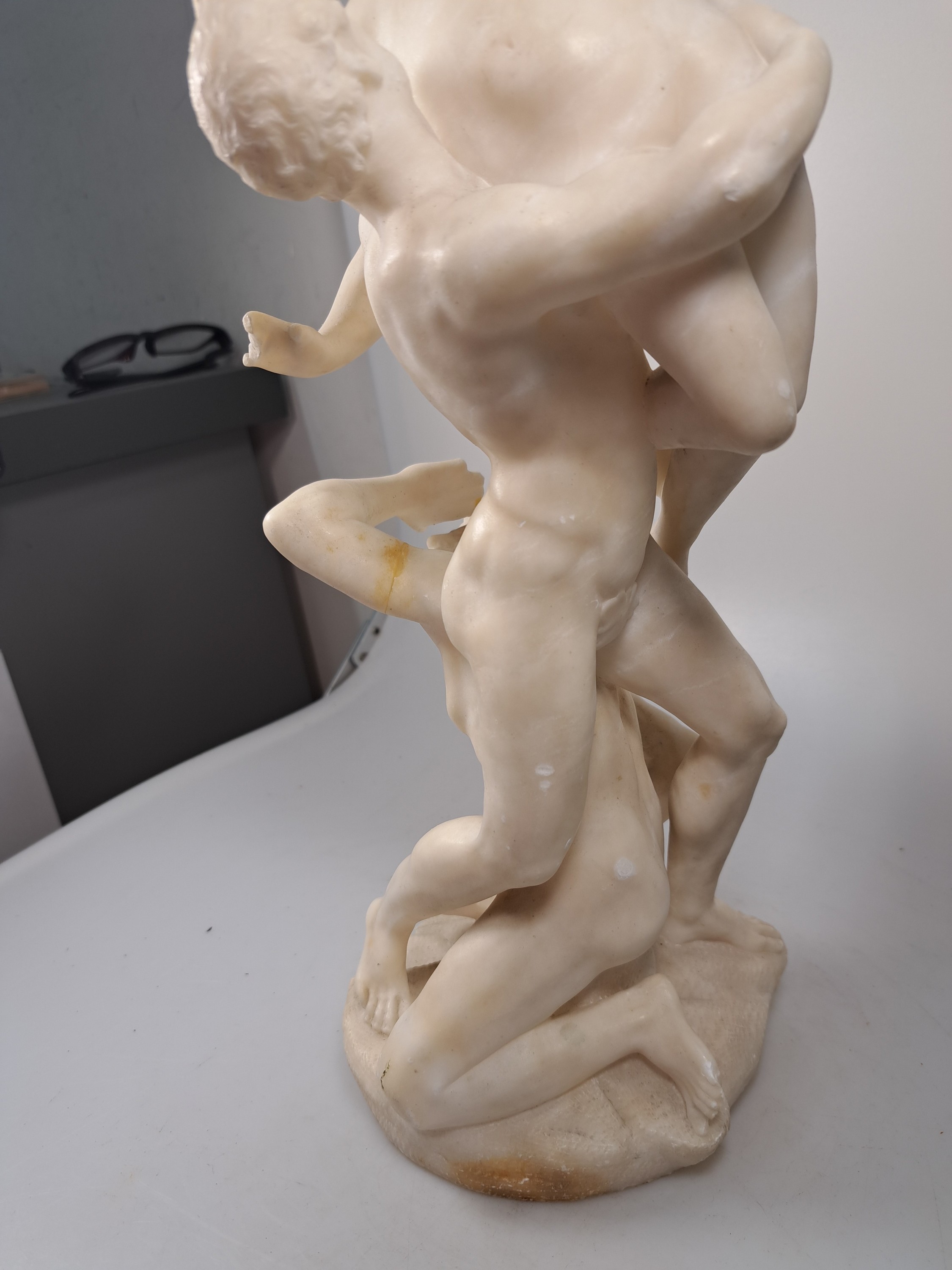 Detail e: Kopie des "Raub der Sabinerinnen", Alabaster, nach dem Vorbild von Giambologna von 1582, mehrfach bestoßen (1 Arm fehlt) und restauriert. ...