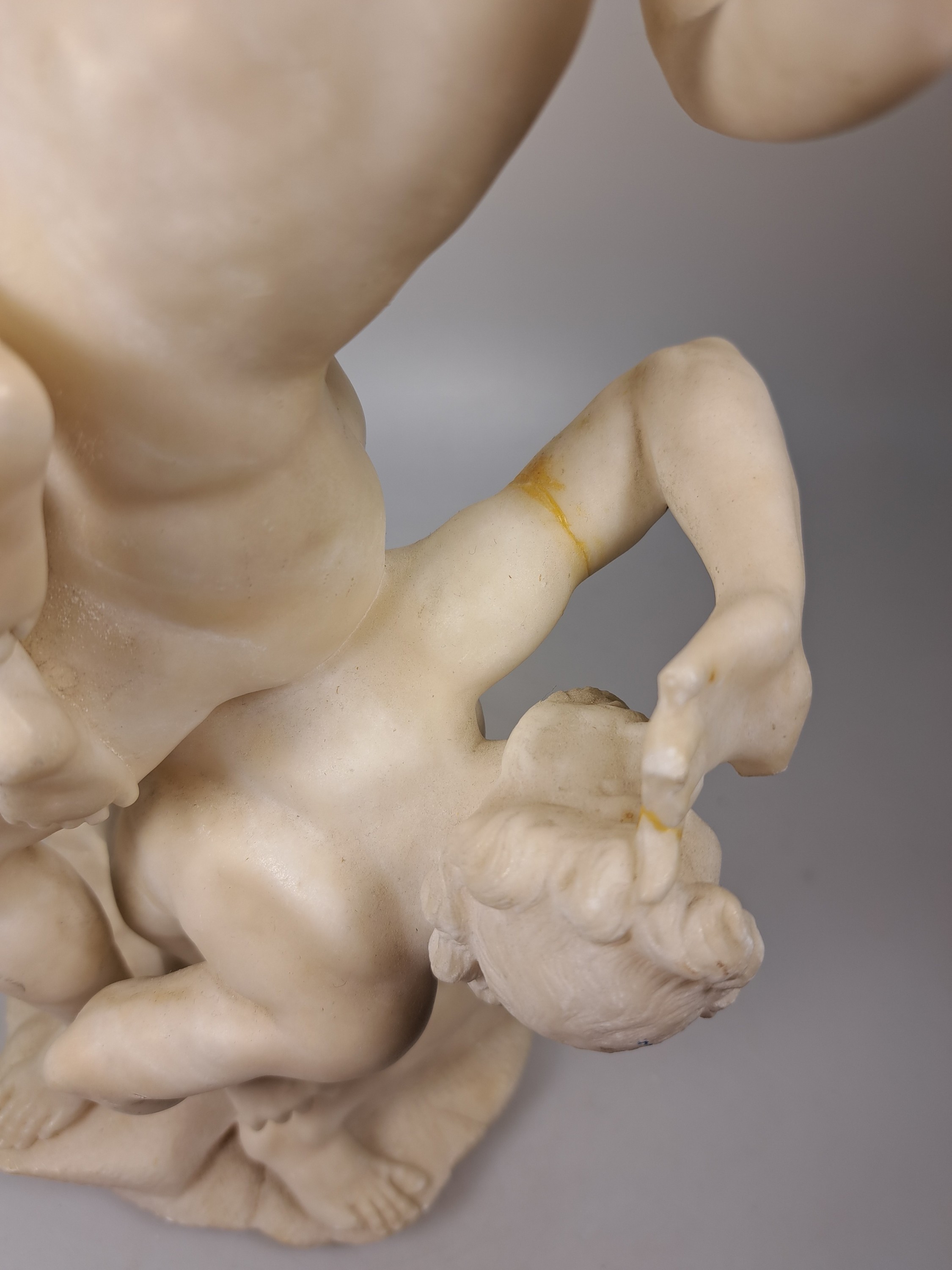 Detail f: Kopie des "Raub der Sabinerinnen", Alabaster, nach dem Vorbild von Giambologna von 1582, mehrfach bestoßen (1 Arm fehlt) und restauriert. ...