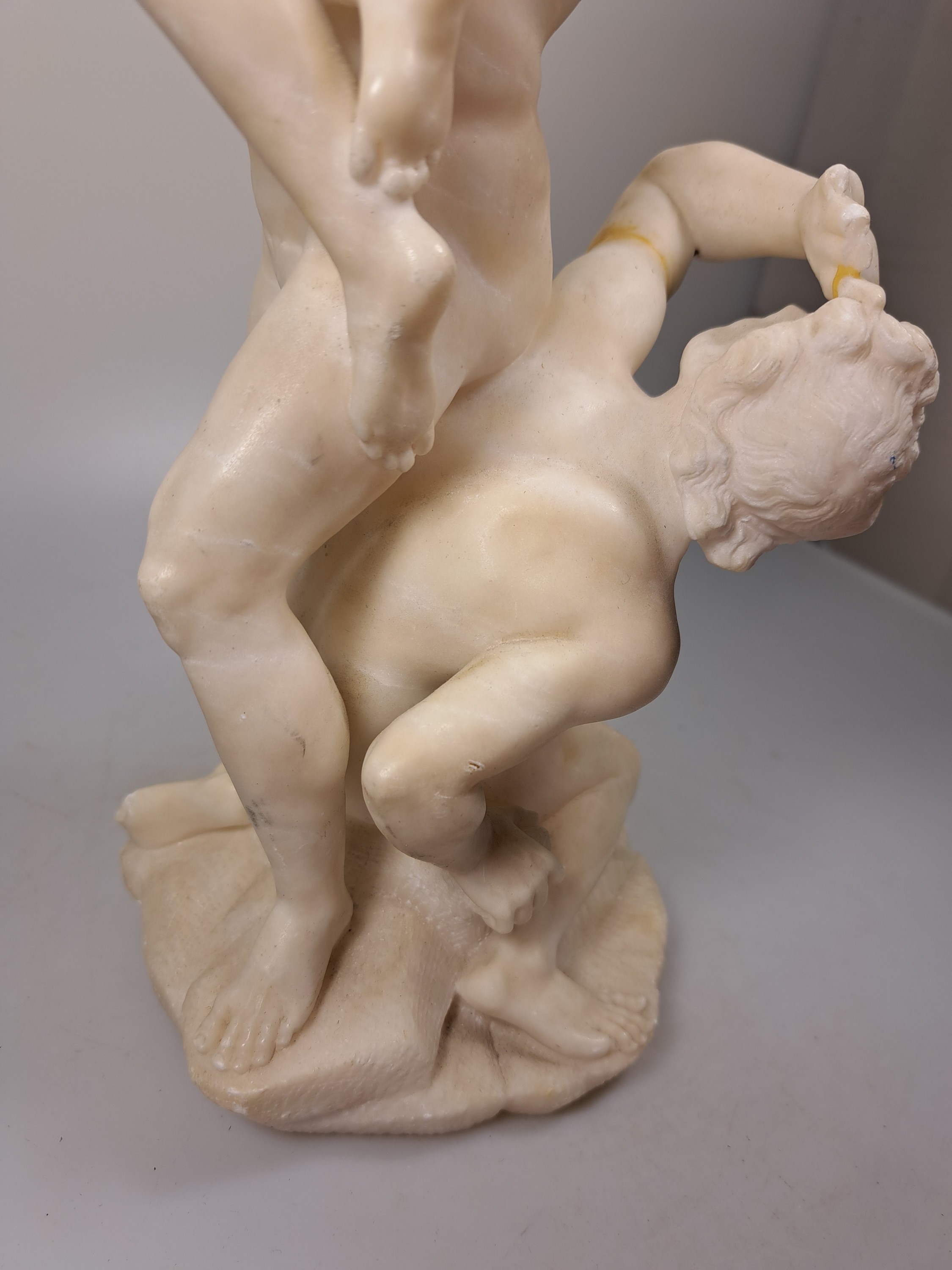 Detail g: Kopie des "Raub der Sabinerinnen", Alabaster, nach dem Vorbild von Giambologna von 1582, mehrfach bestoßen (1 Arm fehlt) und restauriert. ...