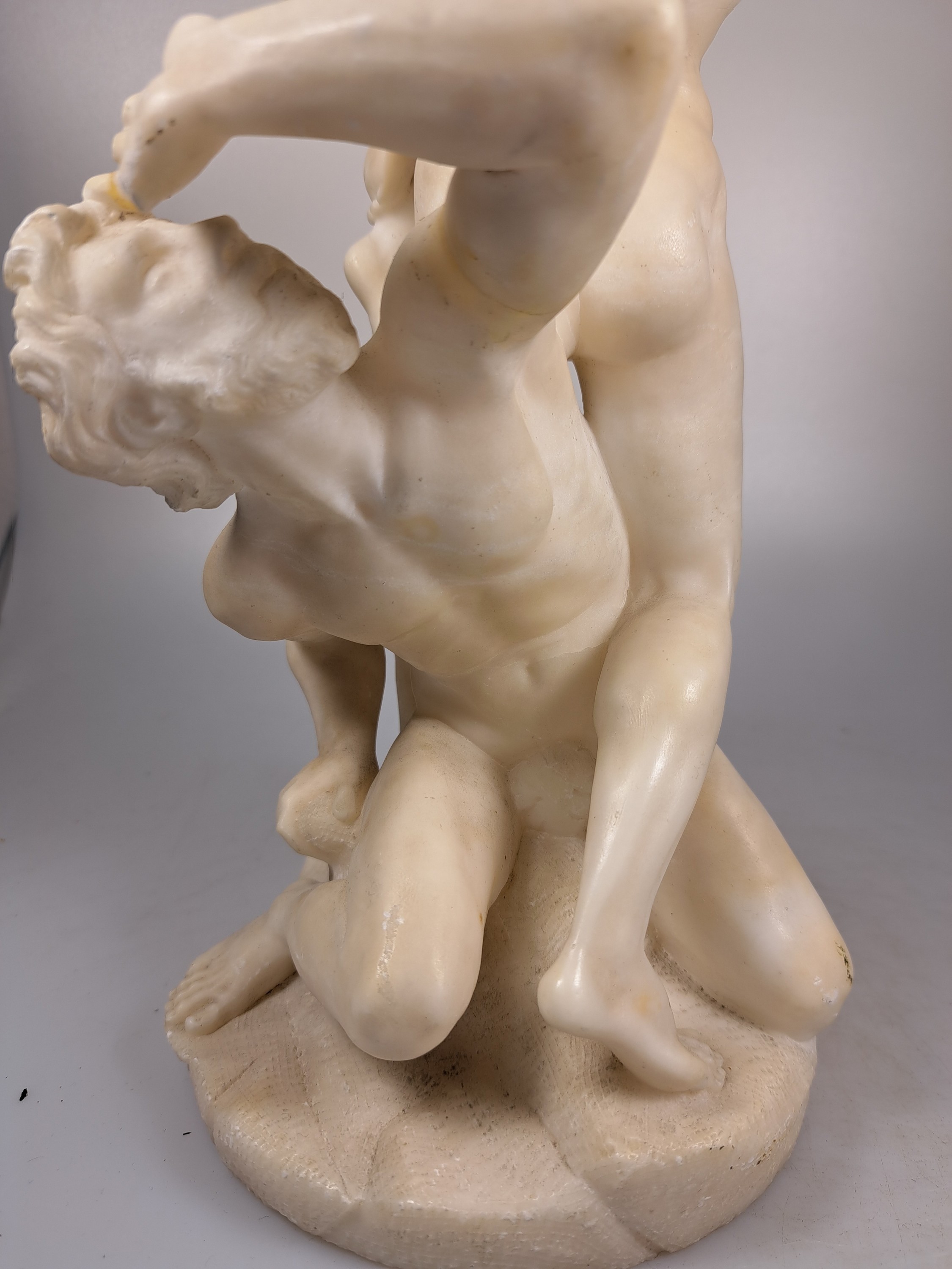 Detail h: Kopie des "Raub der Sabinerinnen", Alabaster, nach dem Vorbild von Giambologna von 1582, mehrfach bestoßen (1 Arm fehlt) und restauriert. ...