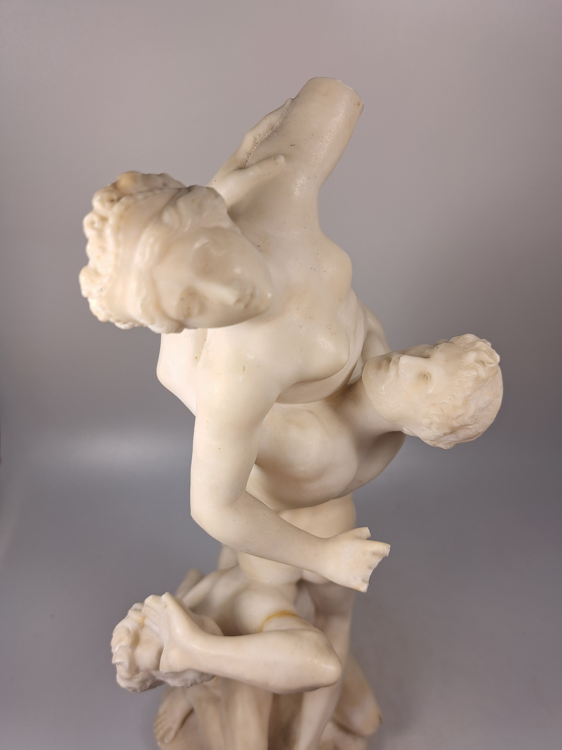 Detail i: Kopie des "Raub der Sabinerinnen", Alabaster, nach dem Vorbild von Giambologna von 1582, mehrfach bestoßen (1 Arm fehlt) und restauriert. ...