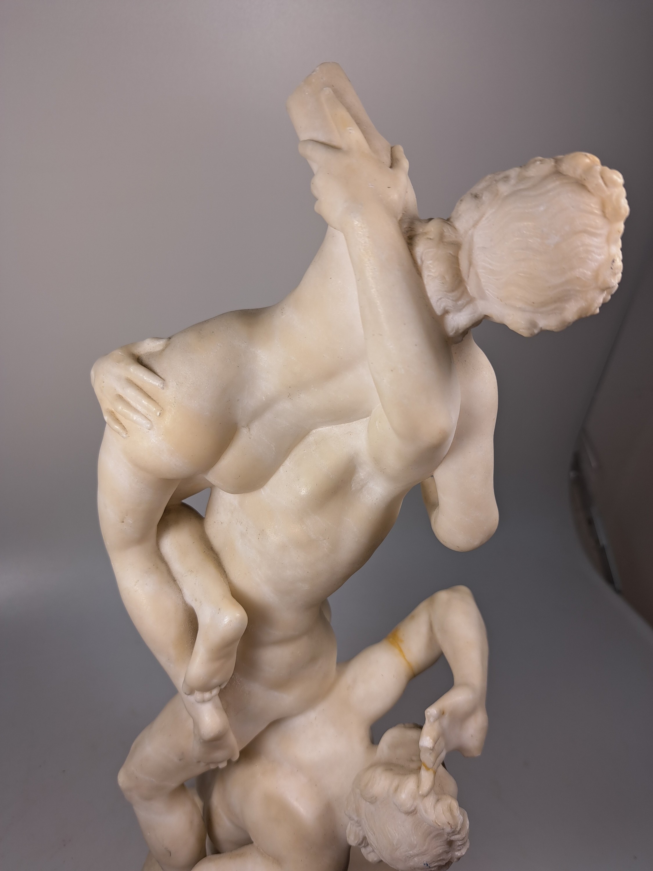 Detail j: Kopie des "Raub der Sabinerinnen", Alabaster, nach dem Vorbild von Giambologna von 1582, mehrfach bestoßen (1 Arm fehlt) und restauriert. ...