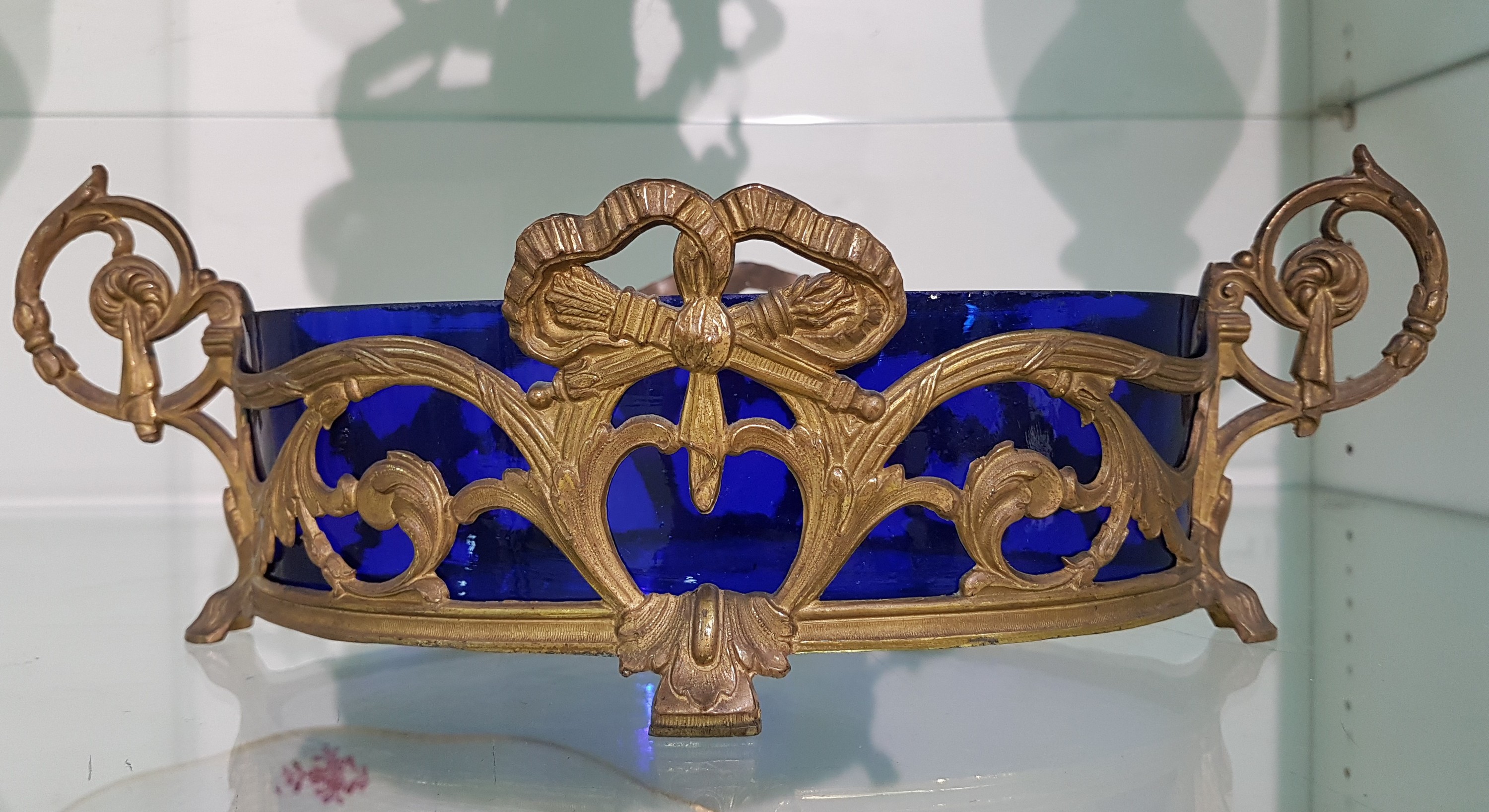 Detail a: Jardiniere im Empirestil, Frankreich, 19./20.Jh., Messingkorpus, blauer Glaseinsatz, 10x34x17 cm