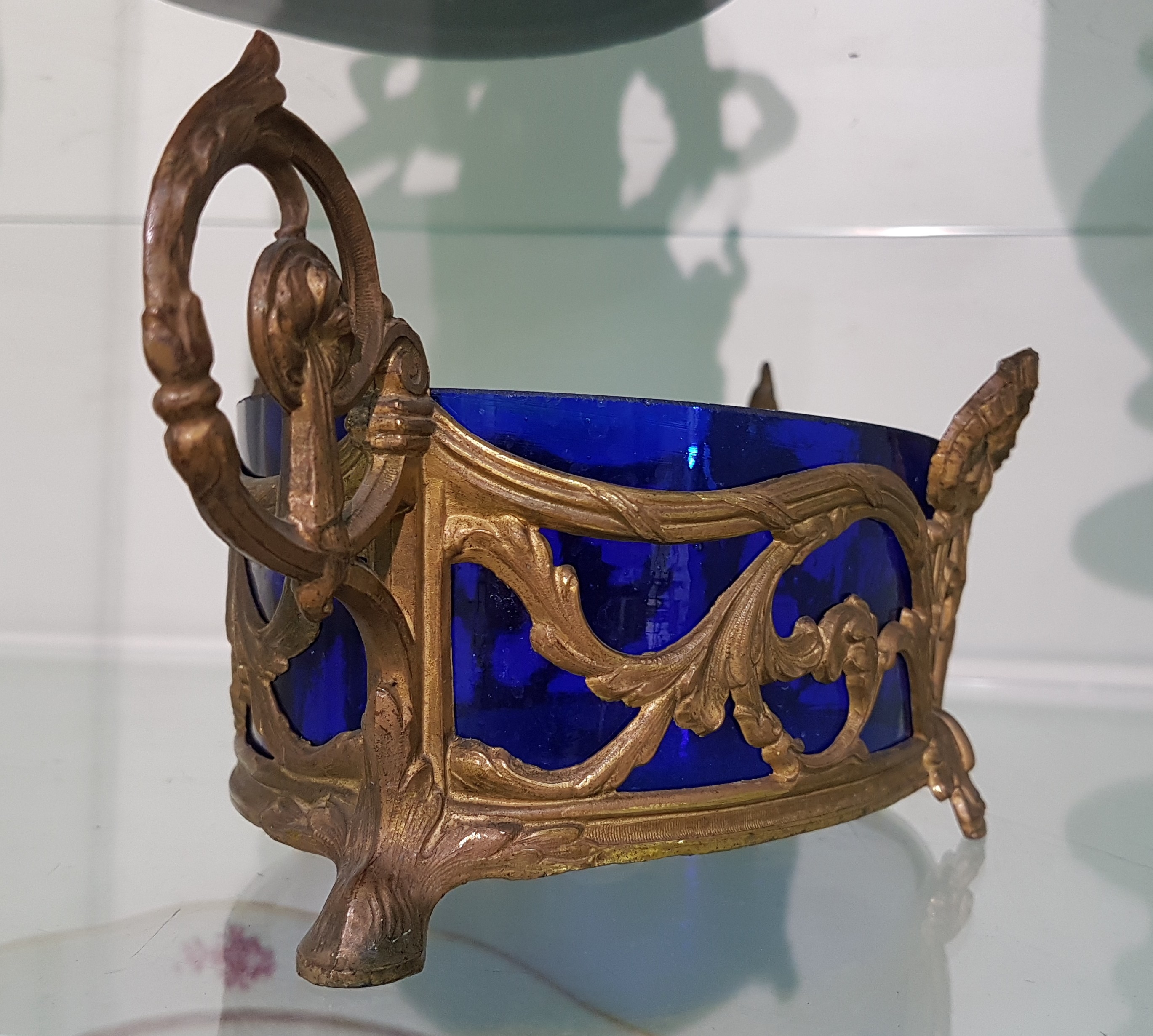 Detail b: Jardiniere im Empirestil, Frankreich, 19./20.Jh., Messingkorpus, blauer Glaseinsatz, 10x34x17 cm
