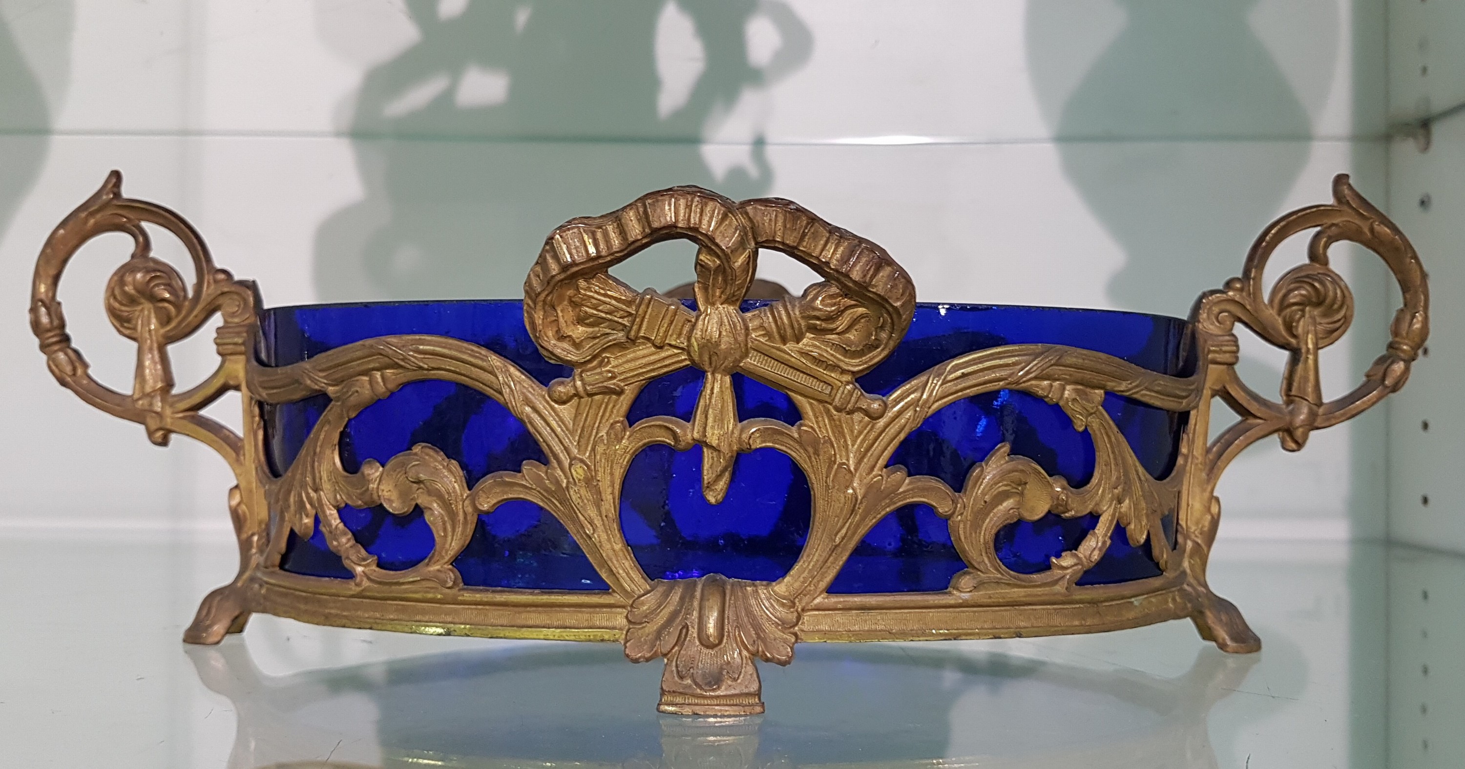 Detail c: Jardiniere im Empirestil, Frankreich, 19./20.Jh., Messingkorpus, blauer Glaseinsatz, 10x34x17 cm