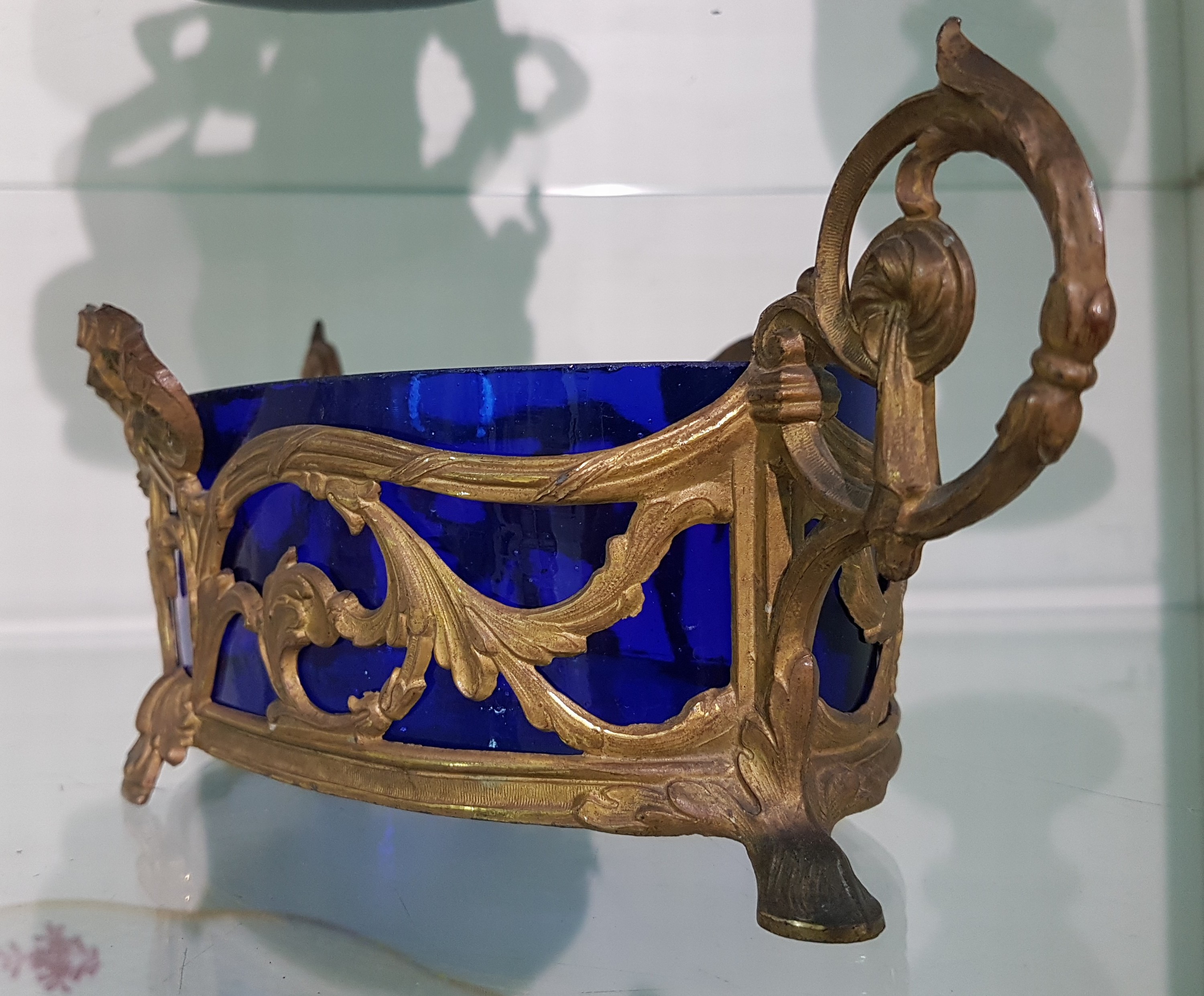 Detail d: Jardiniere im Empirestil, Frankreich, 19./20.Jh., Messingkorpus, blauer Glaseinsatz, 10x34x17 cm