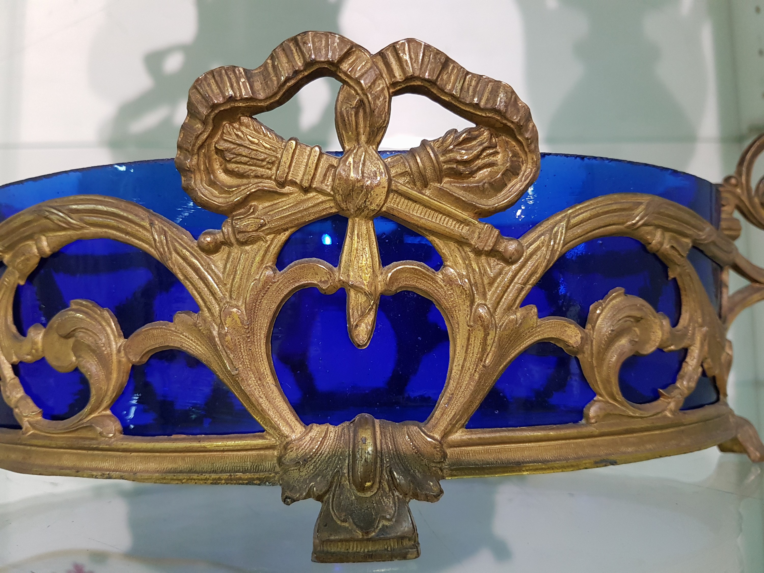 Detail e: Jardiniere im Empirestil, Frankreich, 19./20.Jh., Messingkorpus, blauer Glaseinsatz, 10x34x17 cm