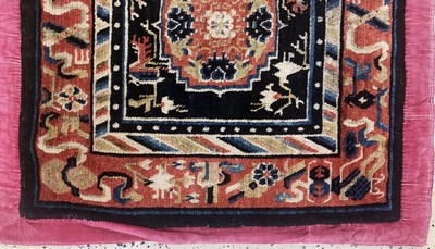 27006129b - Ning-Hsia´Sitzbankmatte´, antik, China, 19.Jhd, Wolle auf Baumwolle, ca. 75 x 78 cm, ...