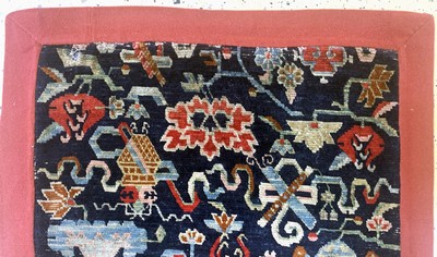 27006163a - Tibetischer´Khagangma´, Sitzbakmatte, um 1910-1920, Wolle auf Wolle, ca. 87 x 66 cm, ...