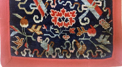27006163b - Tibetischer´Khagangma´, Sitzbakmatte, um 1910-1920, Wolle auf Wolle, ca. 87 x 66 cm, ...