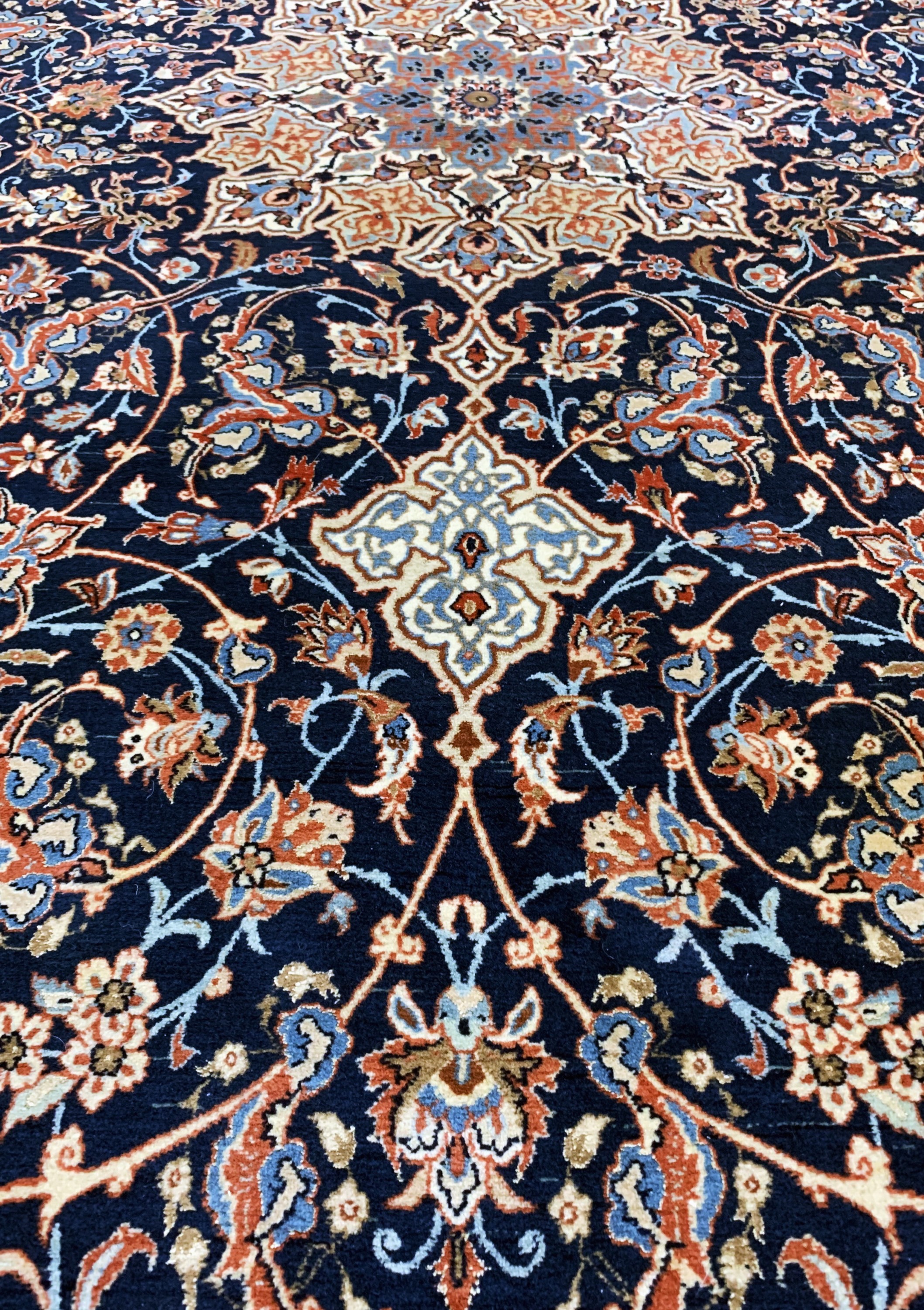 Detail g: Esfahan fein Persien, signiert"Sadegh Seyrafian", um 1920-1930, Korkwolle mit und auf Seide, ca. 240 x 145 cm, ca. 1,2 Mio. Kn/qm, EHZ: 2