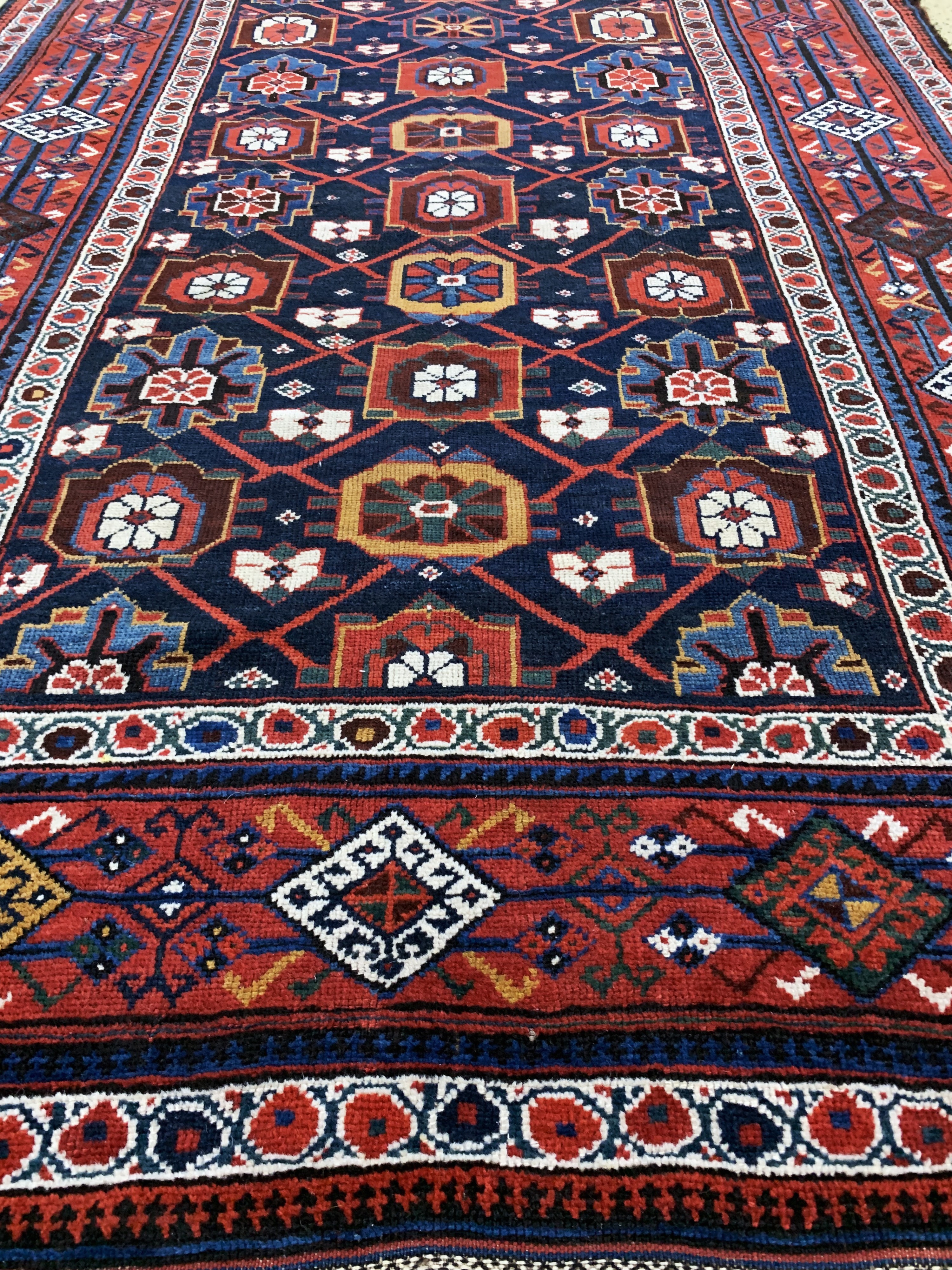 Detail e: Antiker Weramin, Persien, 19.Jhd, Wolle aufWolle, ca. 308 x 110 cm, EHZ: 2-3