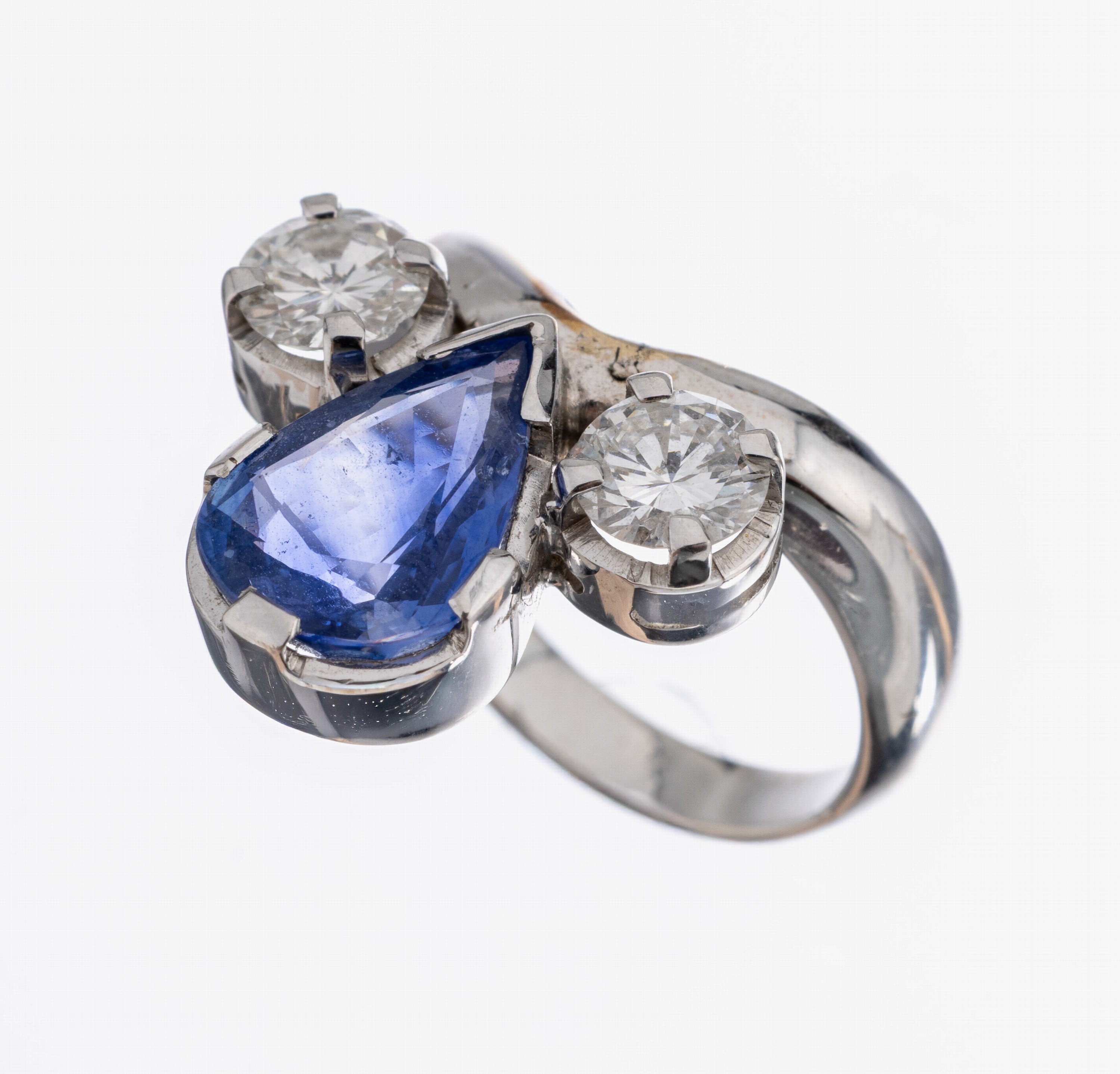 18 kt Gold Saphir-Brillant-Ring, WG 750/000, facett. Saphir-Tropfen ca. 3.00 ct, 2 Brillanten zus. ca. 1.00 ct Weiß/si und p, RW 51, ca. 7 g, ...