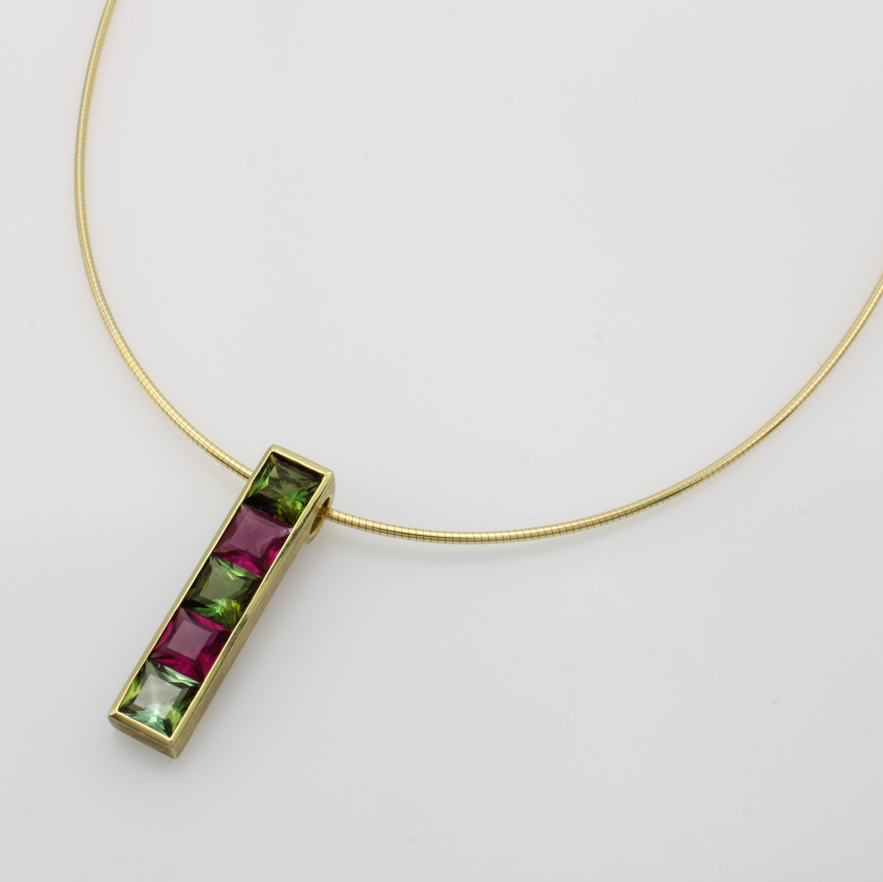 Image 27006229 - Anhänger mit Turmalinen an Omegareif, GG 585/000, rote u. grüne Turmalincarrées zus. ...