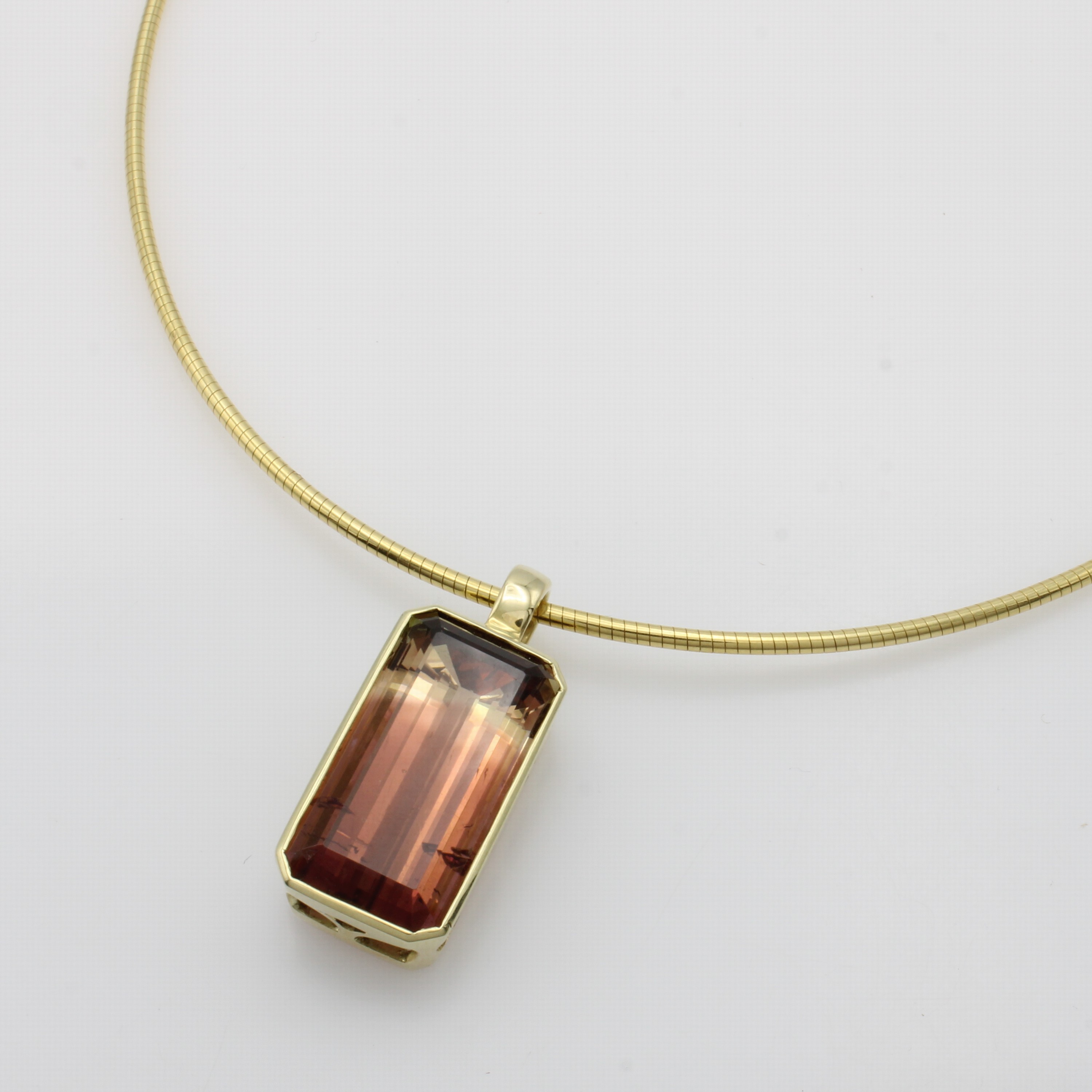 Image 27006235 - Anhänger mit Turmalin an Omegareif, GG 585/ 000, brauner Turmalin im l. Farbverlauf ca. ...