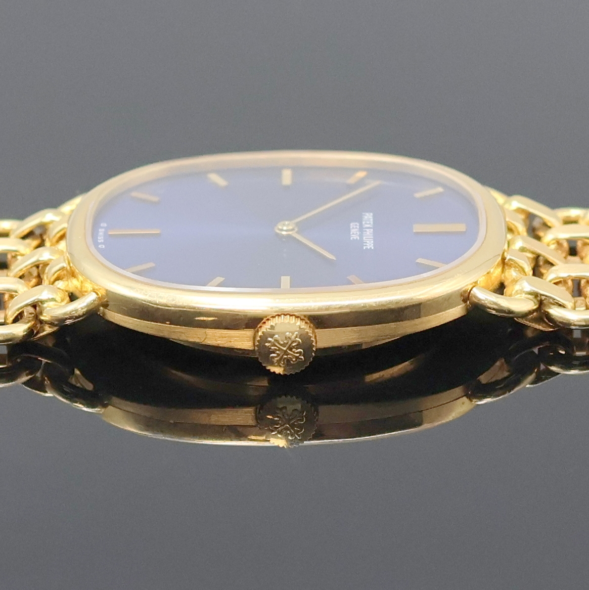 Detail e: PATEK PHILIPPE Ellipse Armbanduhr in GG 750/000 Referenz 3848/1, Schweiz um 1980, Handaufzug, ovales 3-tlg. Geh., orig. Goldband, Boden u. Glasrand ...