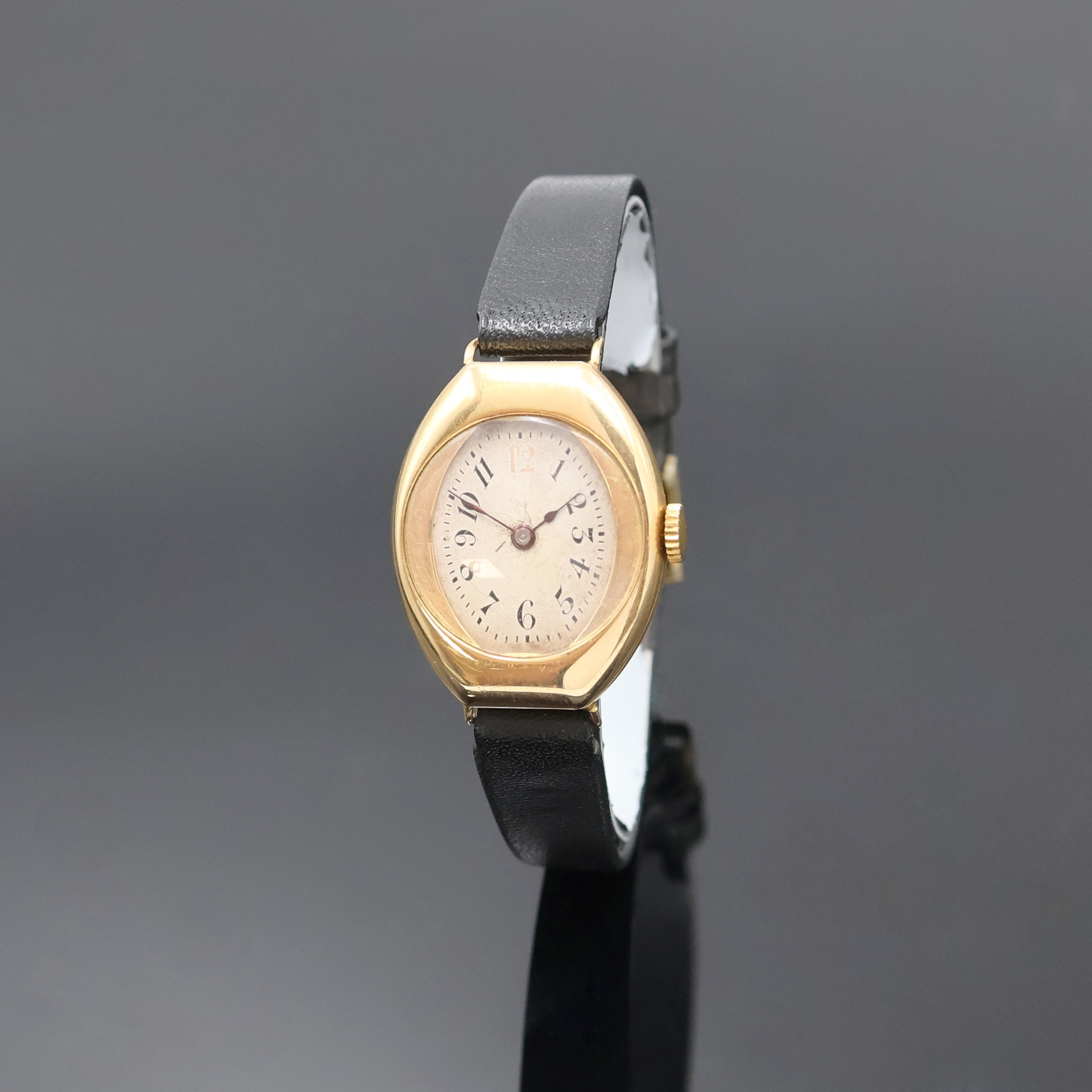 Image 27006295 - Frühe tonneau-förmige Armbanduhr in RoseG 585/000, Schweiz um 1915, Handaufzug, ...