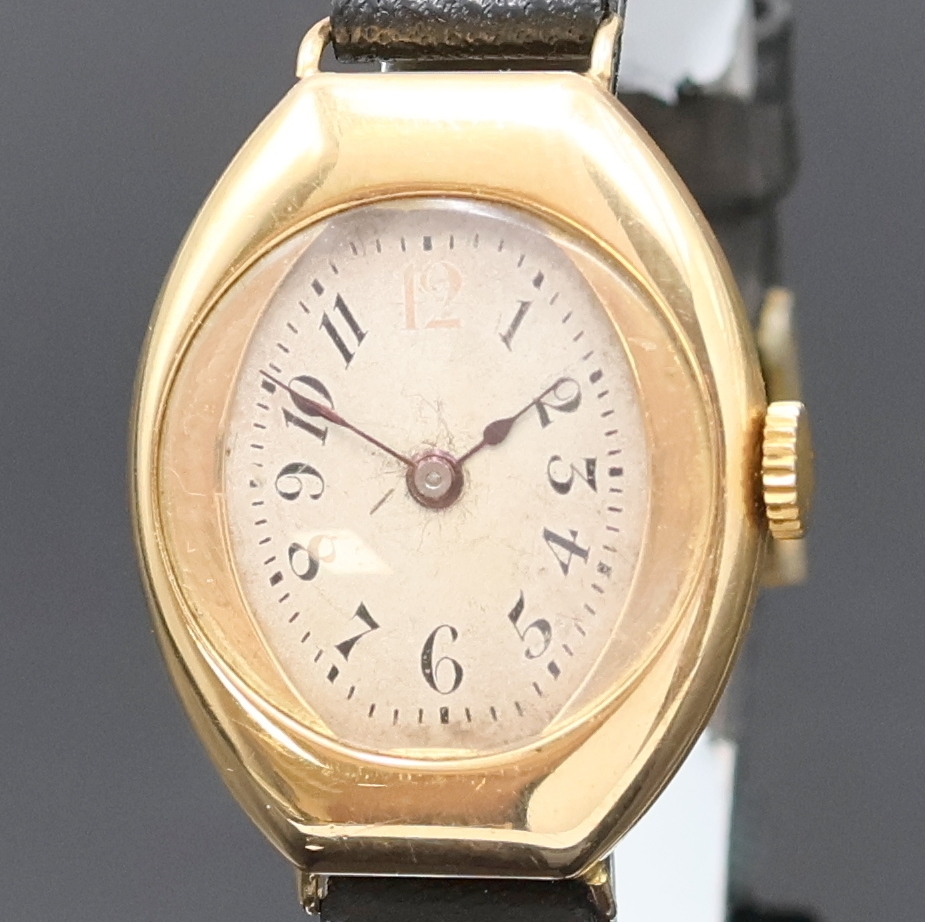 Detail a: Frühe tonneau-förmige Armbanduhr in RoseG 585/000, Schweiz um 1915, Handaufzug, glattes 2-tlg. Geh., Lünette aufgedr., silb. Zifferbl. pat., arab. ...