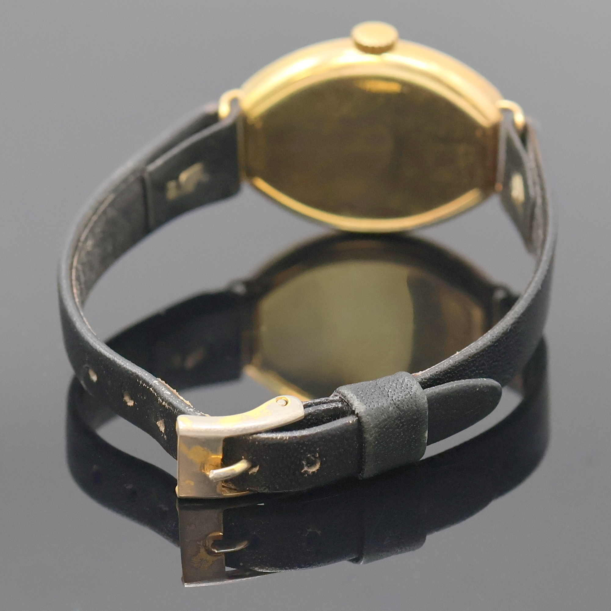 Detail b: Frühe tonneau-förmige Armbanduhr in RoseG 585/000, Schweiz um 1915, Handaufzug, glattes 2-tlg. Geh., Lünette aufgedr., silb. Zifferbl. pat., arab. ...